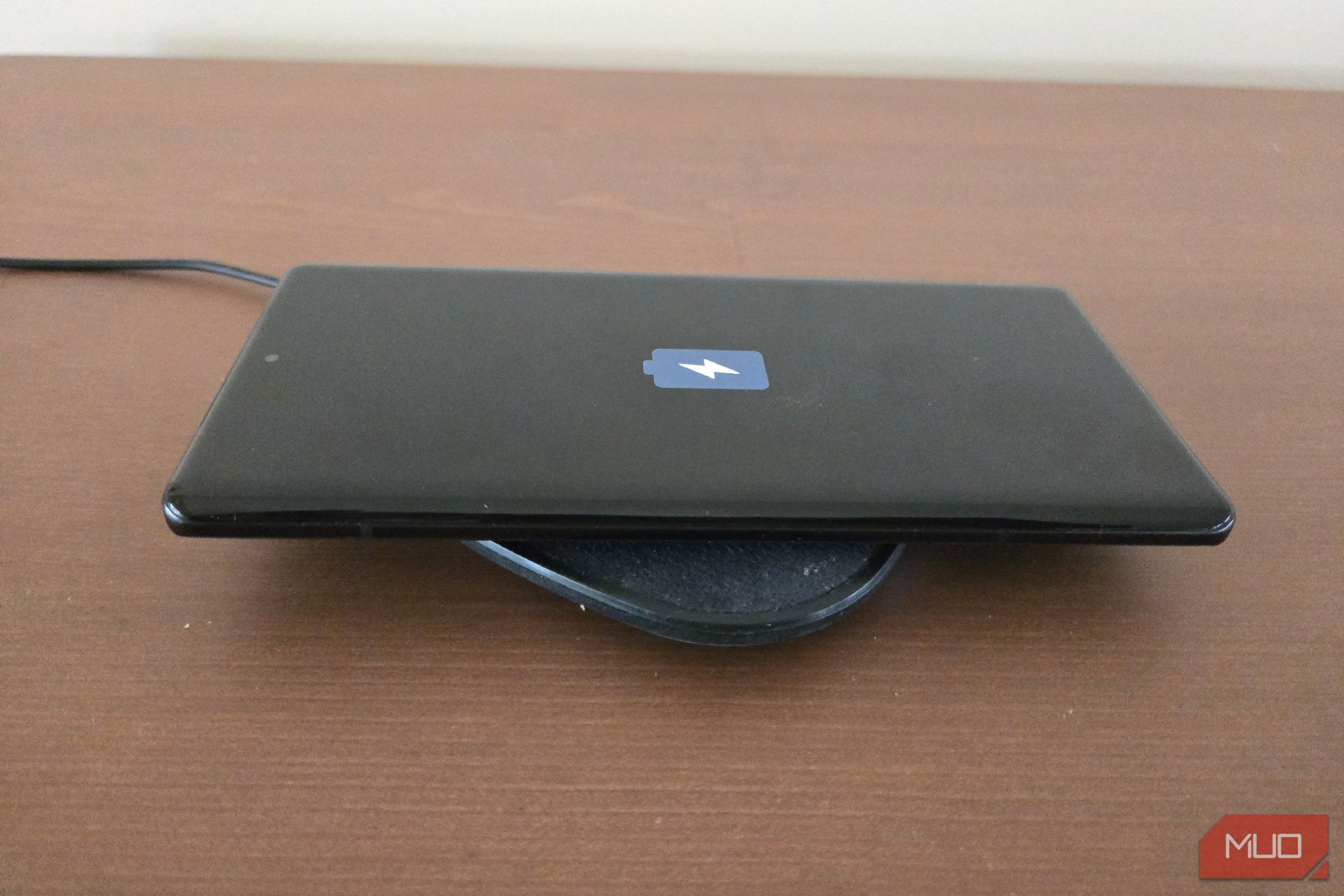 Motorola Edge Plus 2023 در یک پد شارژ بی سیم.