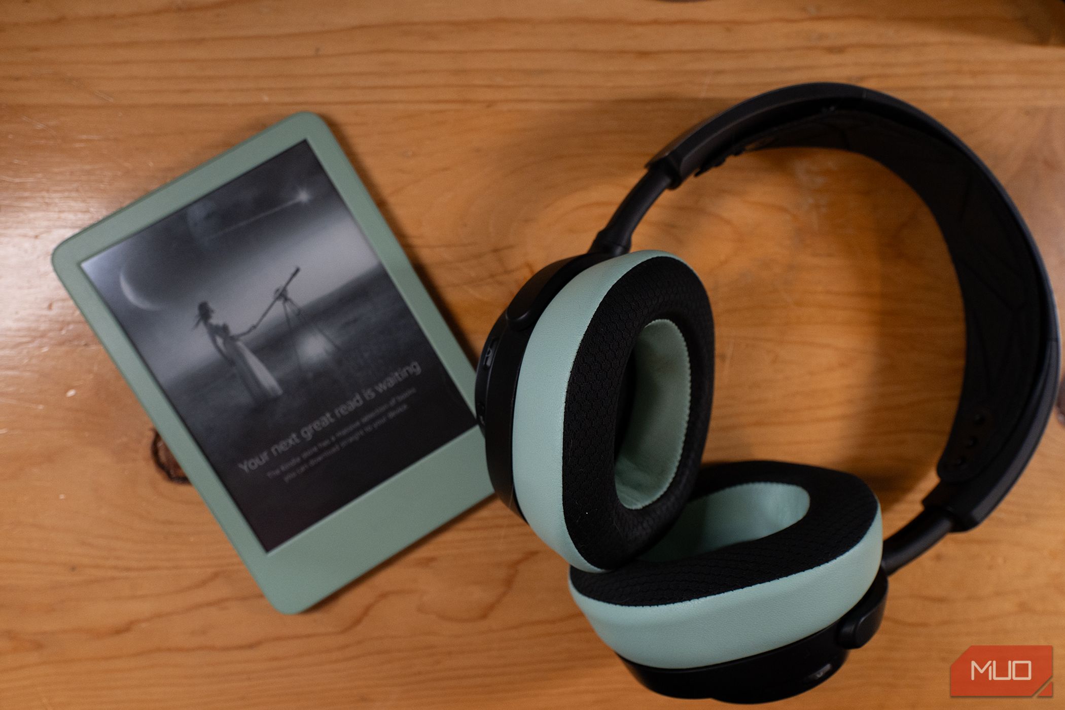 2024 Kindle in Matcha با هدفون رنگی مشابه.