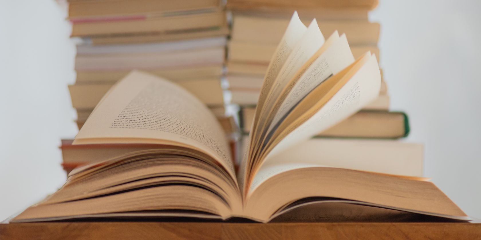 یک کتاب شومیز روی میز خواندن باز است