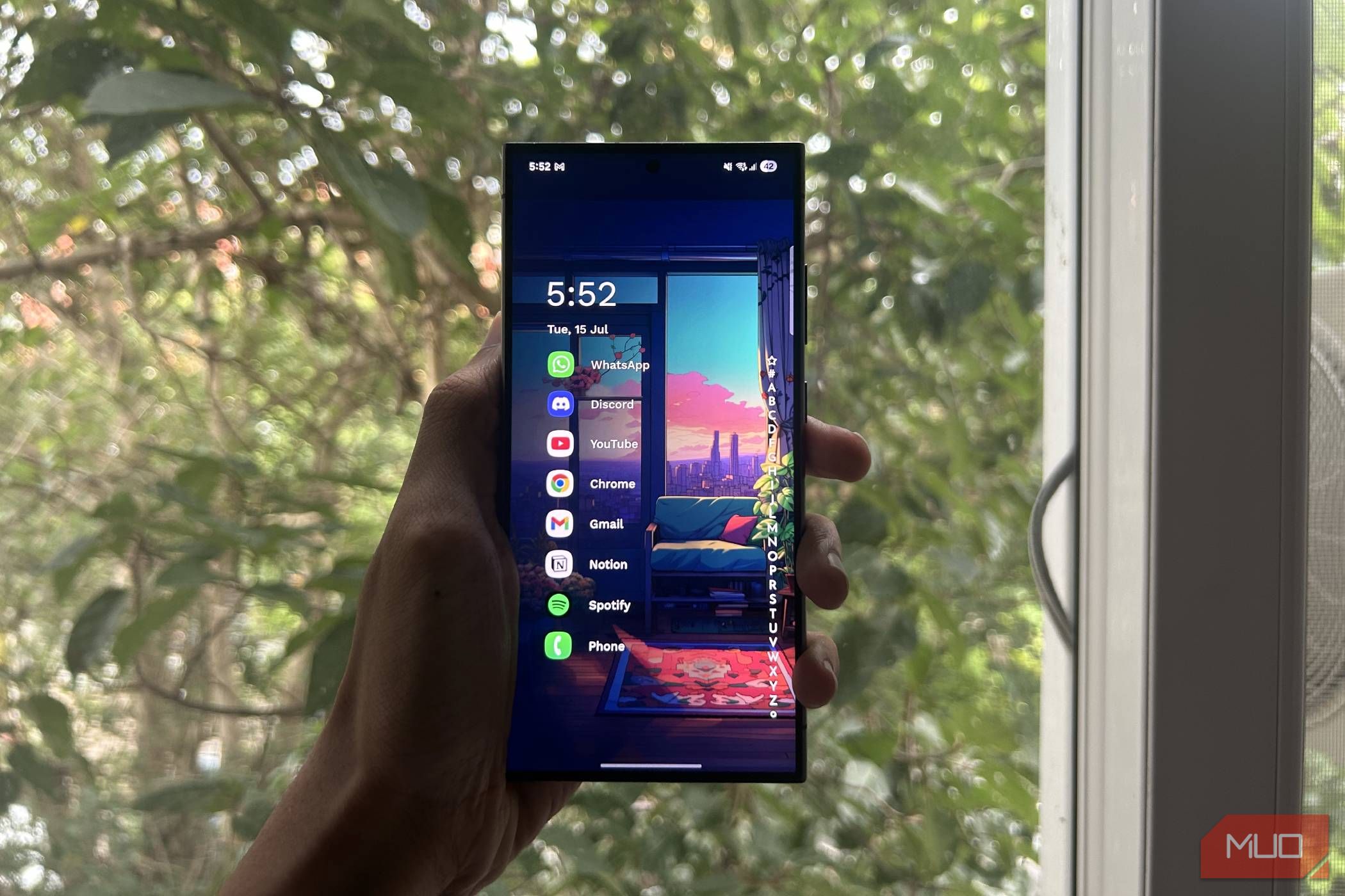 شخصی که یک گلکسی S24 Samsung Galaxy S24 را در حال اجرا است
