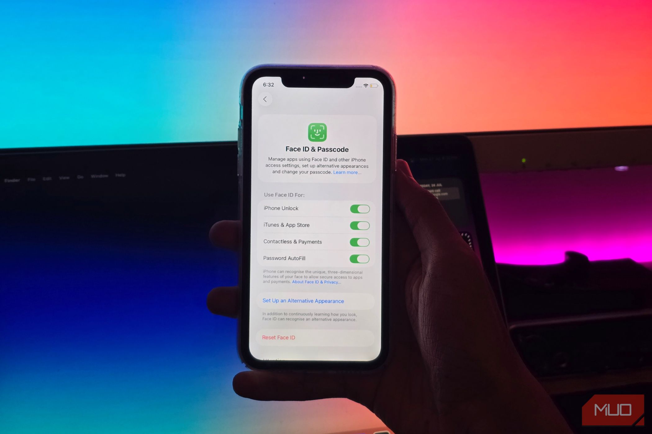 شخصی که آیفون را با منوی Face ID و Passcode باز می کند باز است