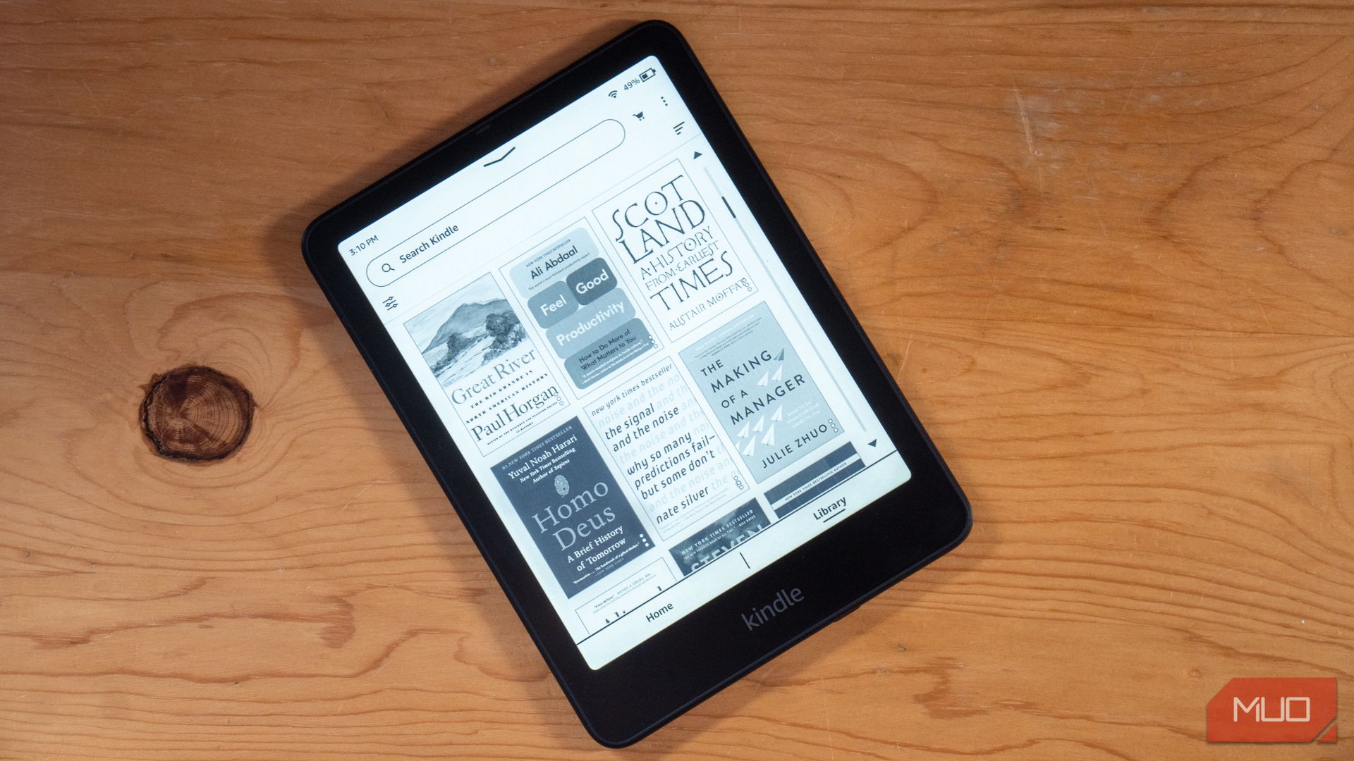 نسخه امضای Amazon Kindle Paperwhite روی یک میز.