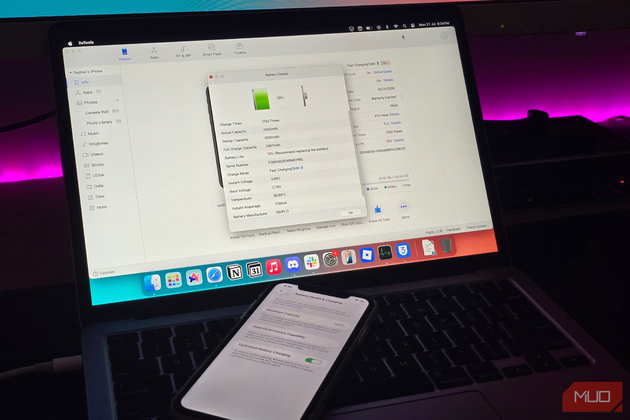 آیفون متصل به مک بوک با 3Utools با جزئیات واقعی باتری آیفون باز است