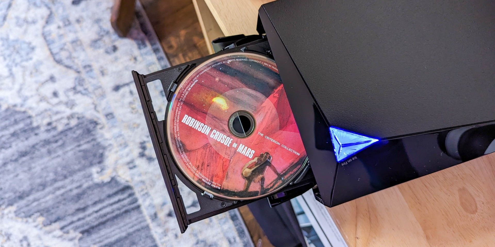 یک پخش کننده دی وی دی ASUS با DVD در سینی.