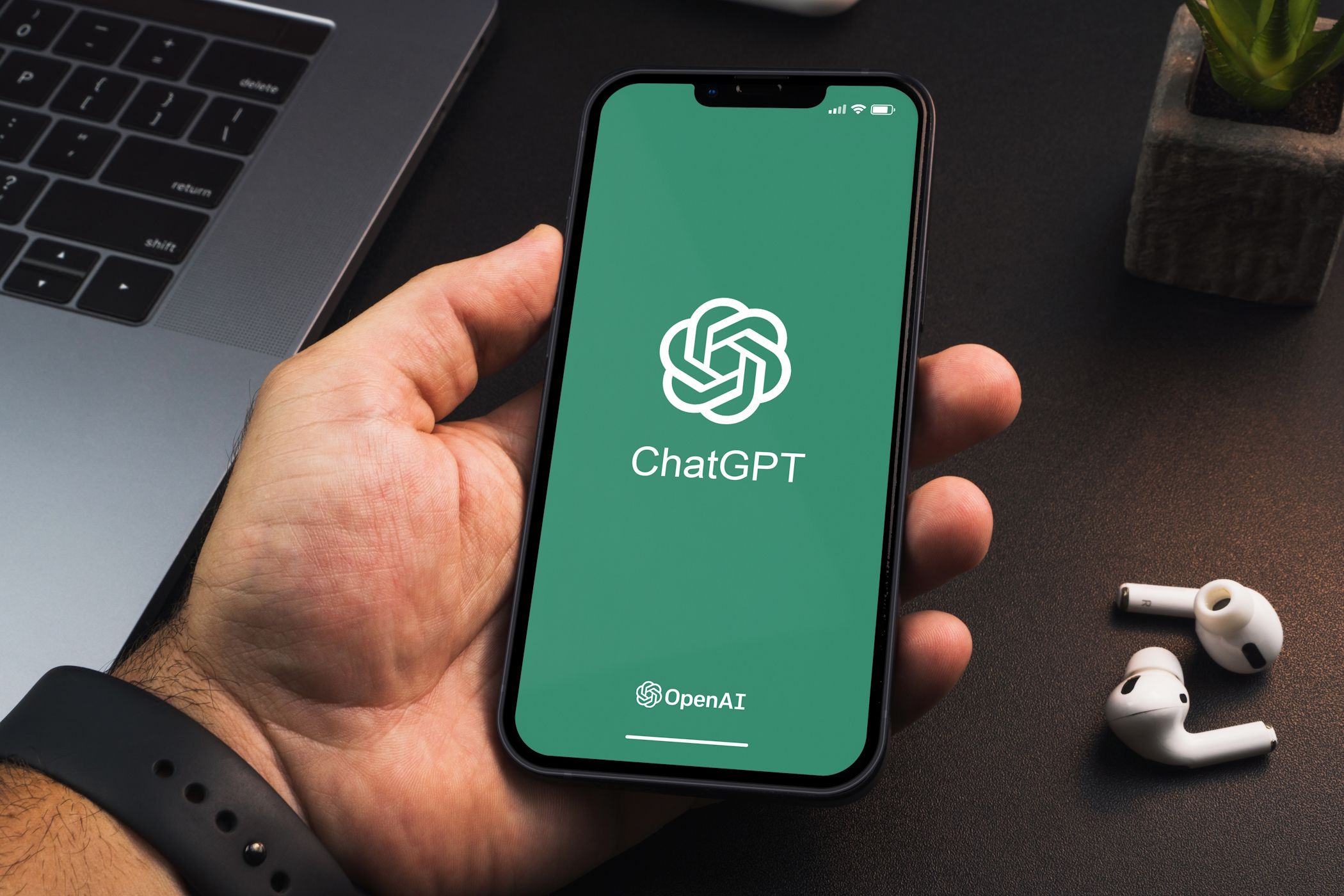 chatgpt در پس زمینه روی آیفون با MacBook Pro و AirPods اجرا می شود