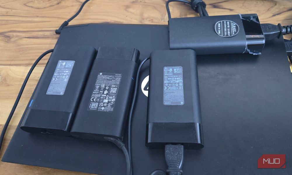 چهار شارژر HP 150W در لپ تاپ HP قرار داده شده است