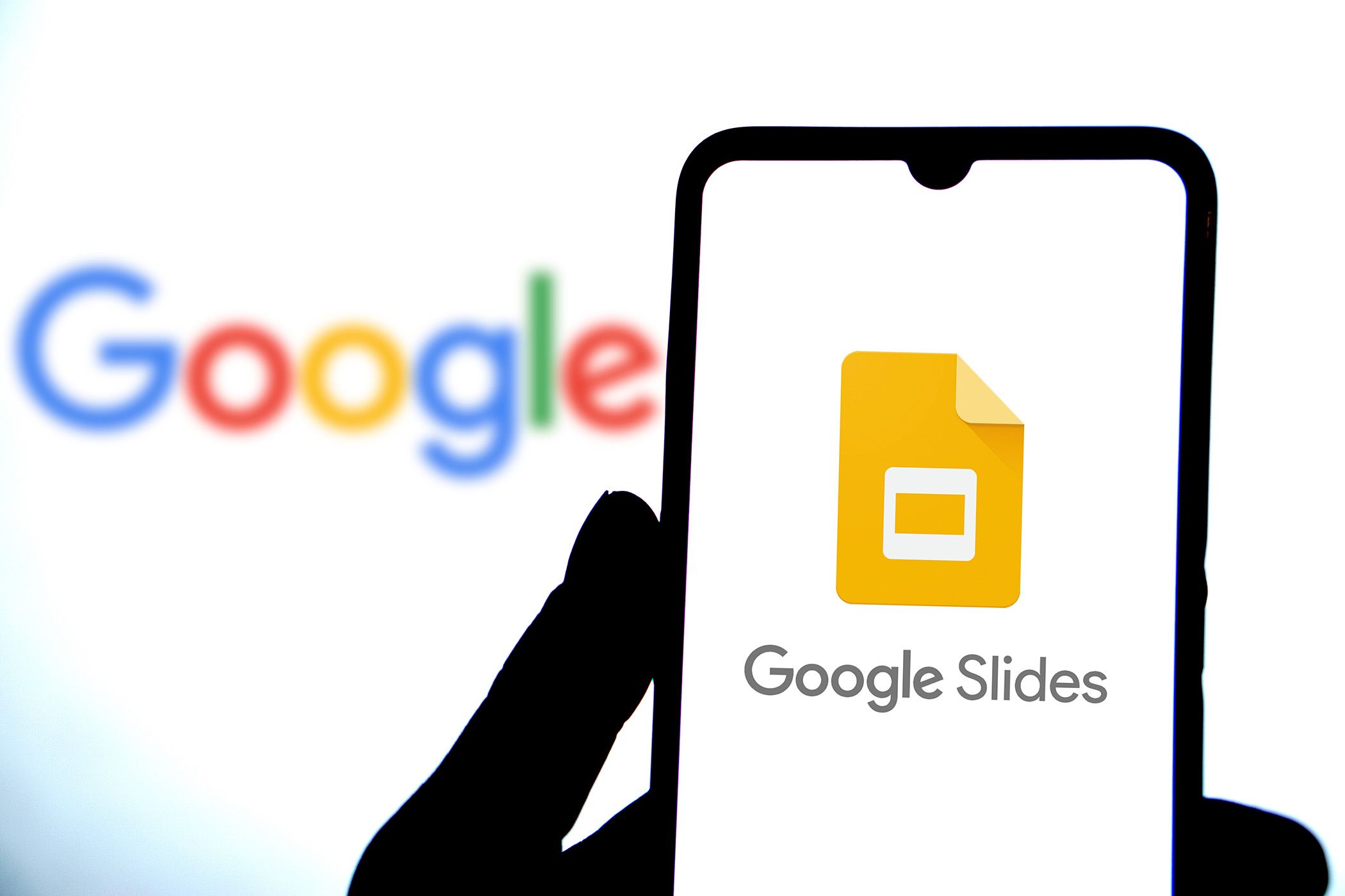 Google با آرم Google در پس زمینه روی تلفن هوشمند اسلاید می شود