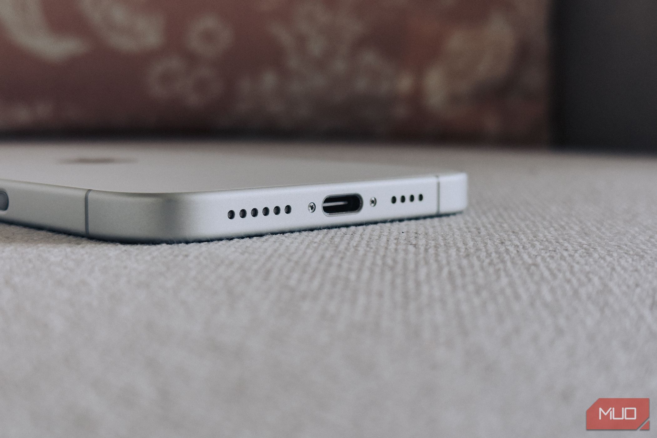 درگاه آیفون 16 به علاوه USB C