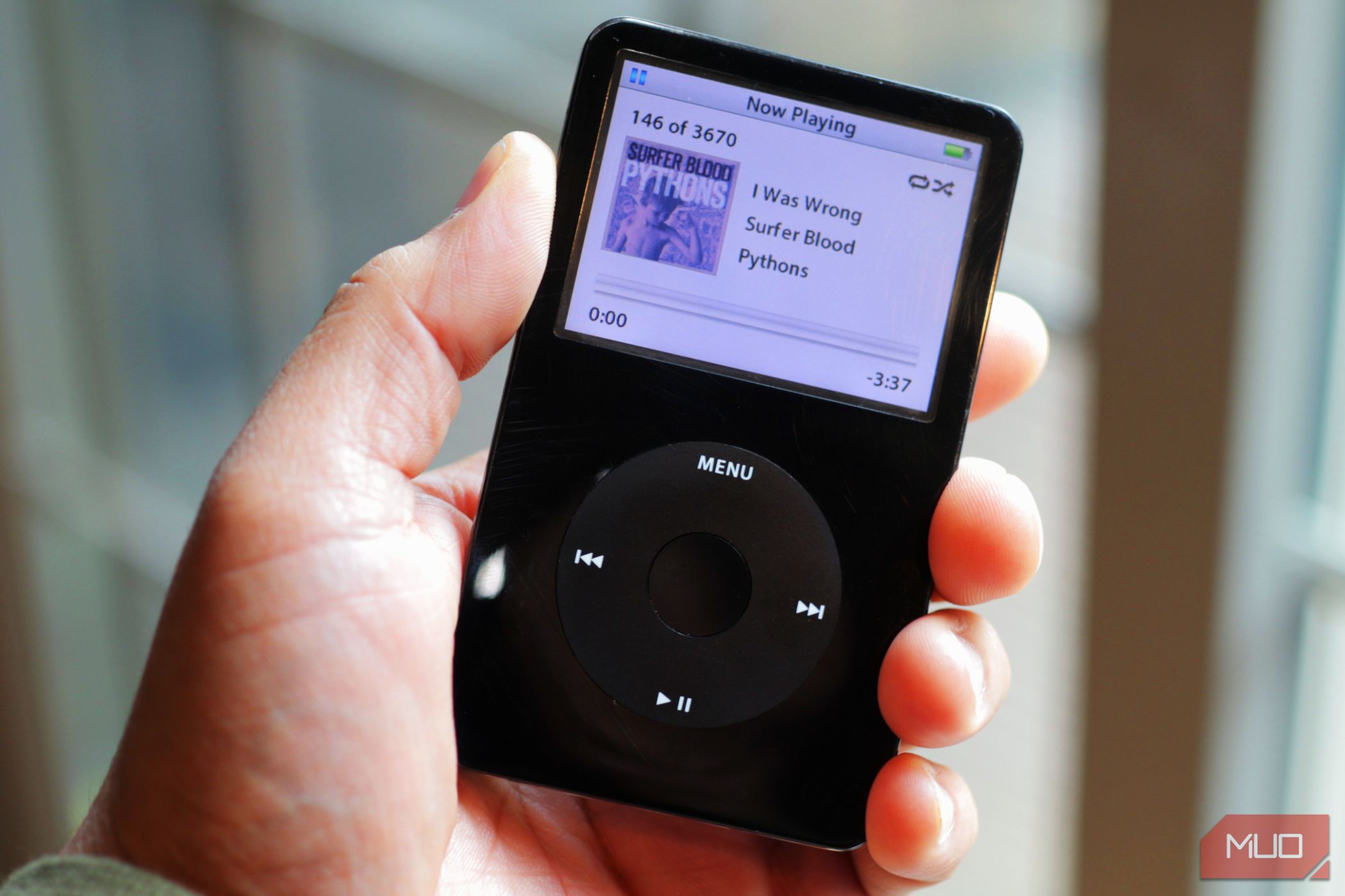 iPod Black Classic در نزدیکی یک پنجره