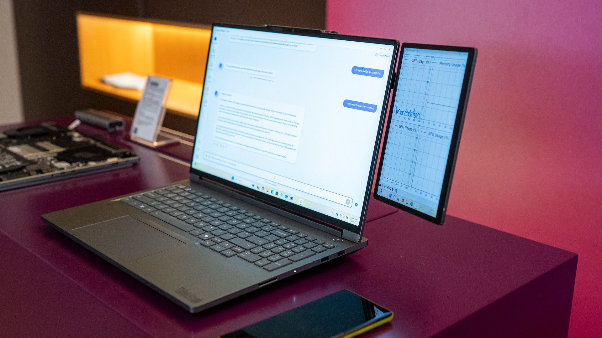 صفحه نمایش 2 Lenovo Magic Bay متصل به لپ تاپ