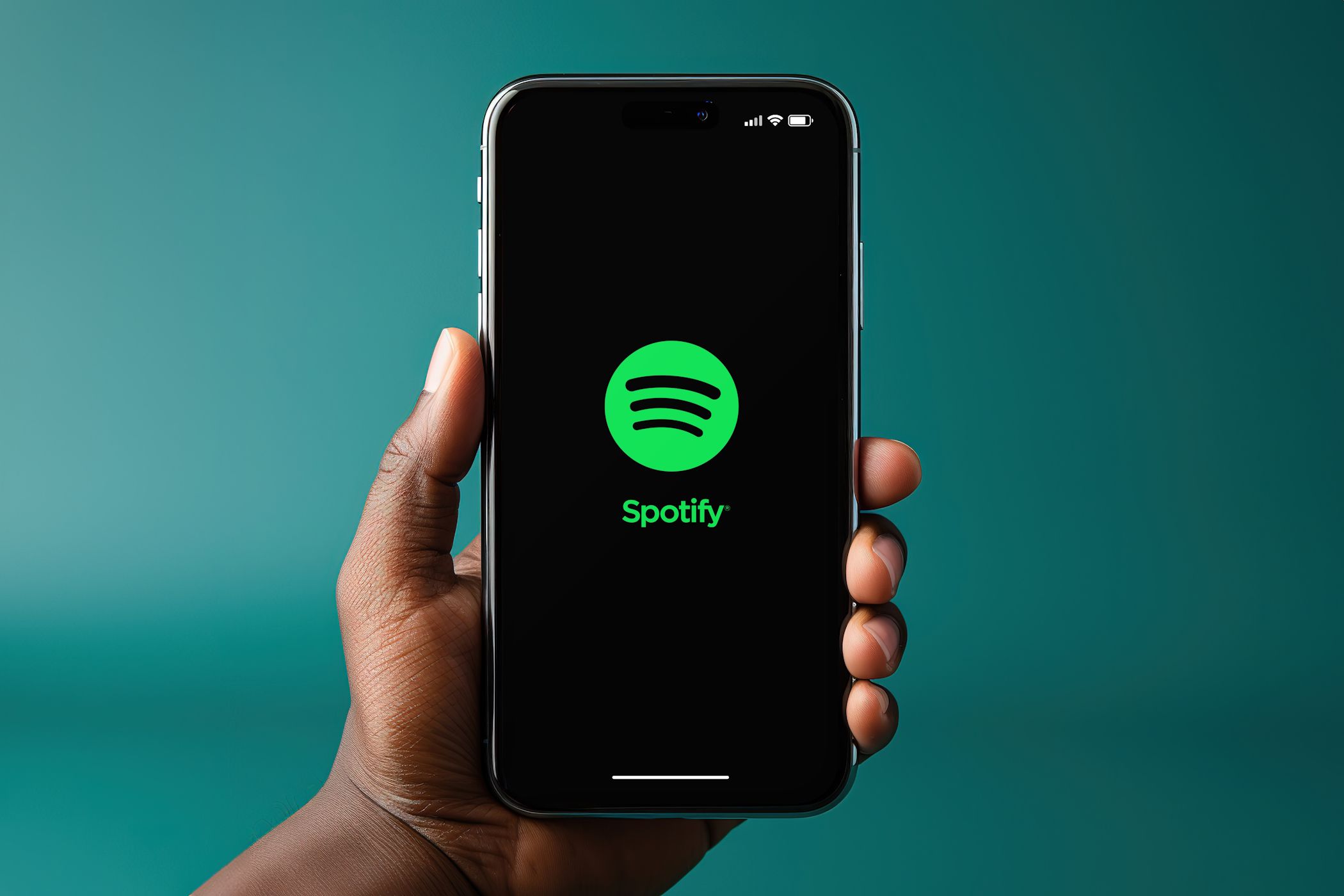 مردی که تلفن هوشمند را با آرم Spotify روی صفحه نگه داشته است