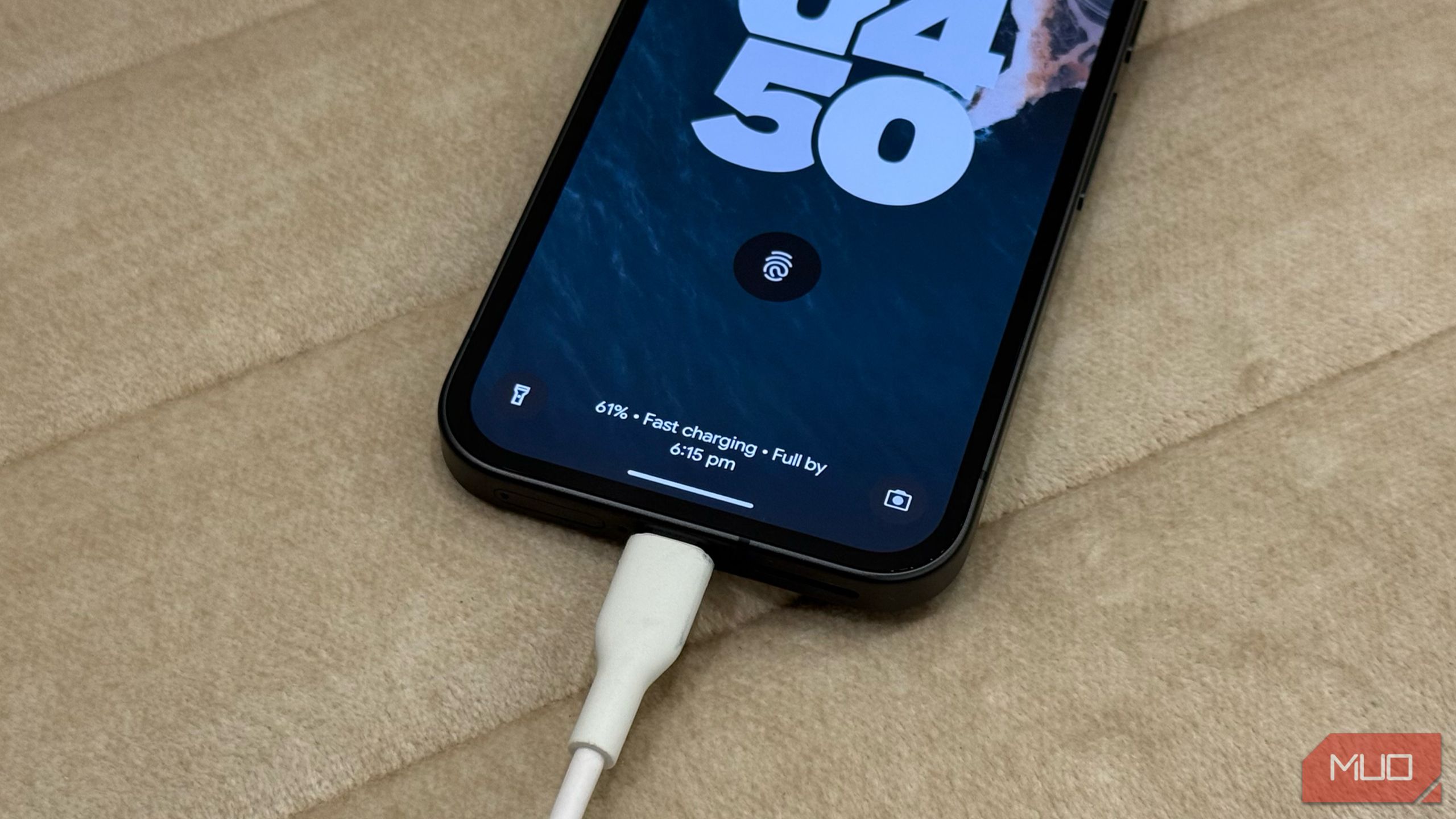 Pixel 9a شارژ سریع روی یک مبل سفید
