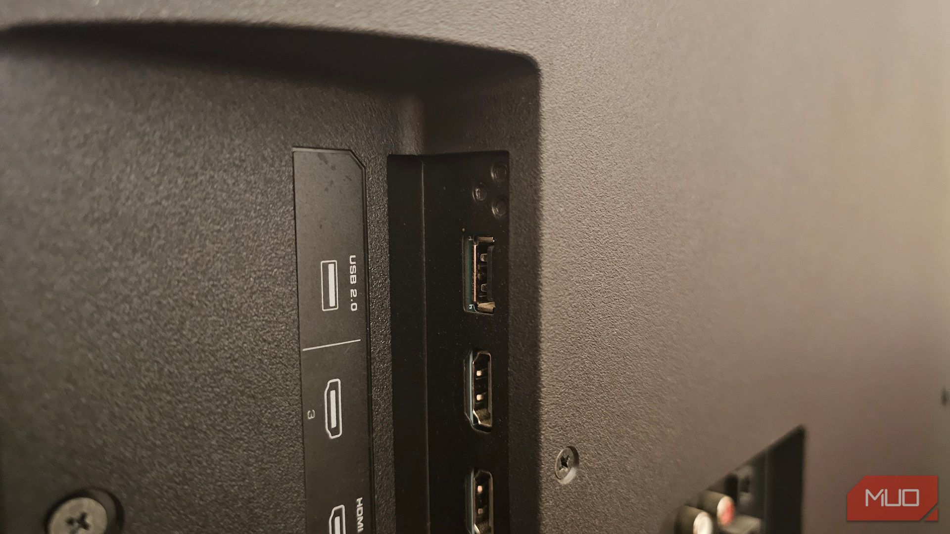 پشت یک تلویزیون هوشمند ویزیو ، درگاه های USB 2.0 و HDMI را فاش می کند