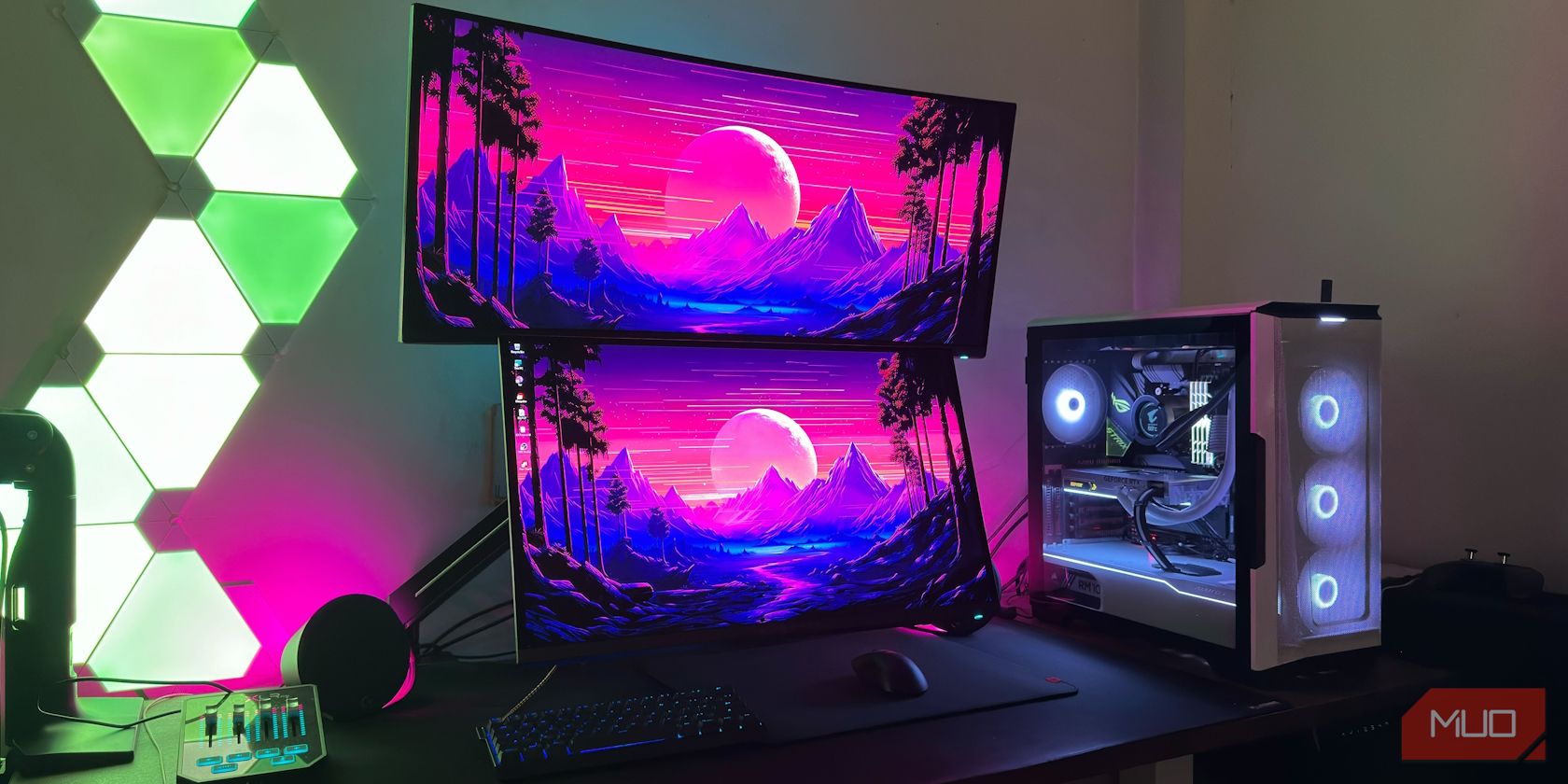 دو مانیتور OLED VESA که روی یک میز با صفحه کلید و ماوس در زیر آن سوار شده است