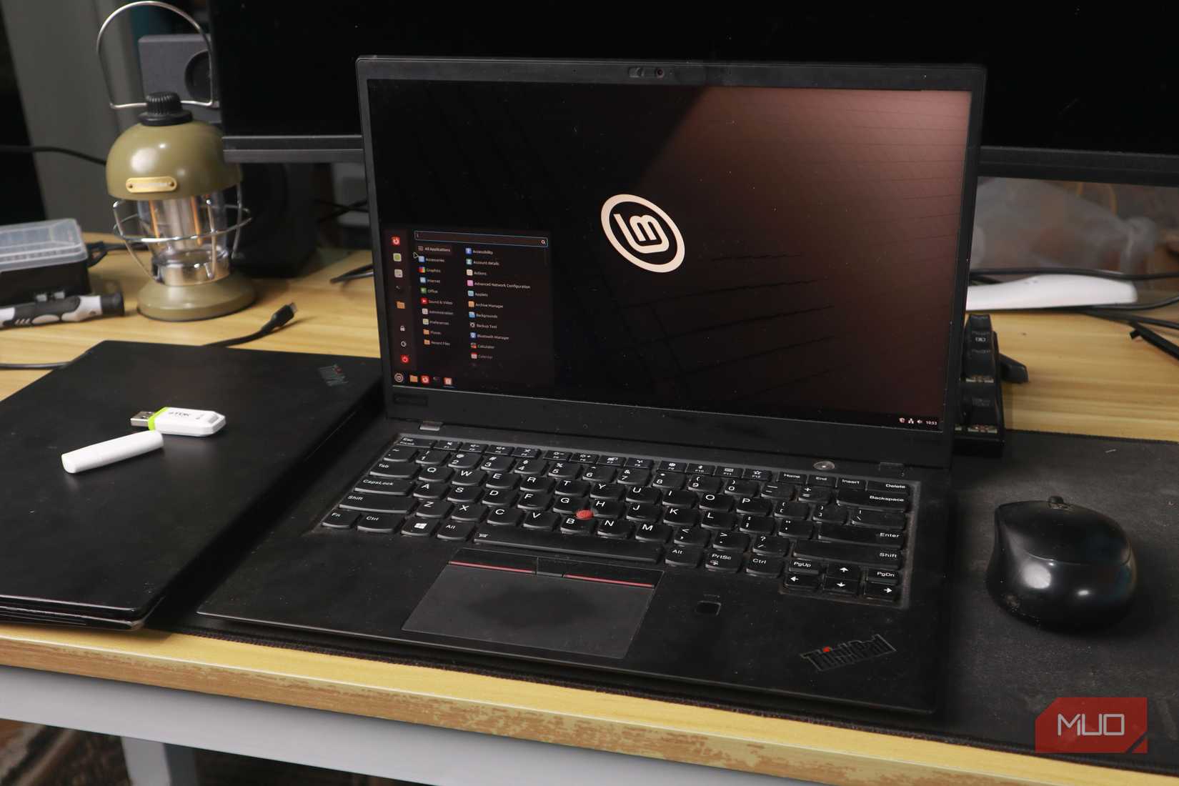 دسک تاپ نعناع لینوکس در لپ تاپ Thinkpad ، با ماوس و چوب USB در این نزدیکی