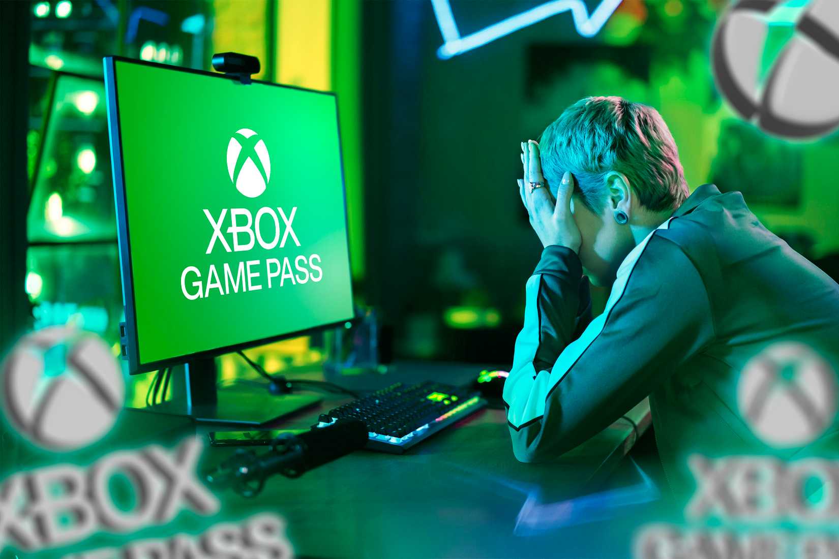 یک فرد ناامید با استفاده از رایانه شخصی با آرم Xbox Game Pass روی صفحه نمایش.