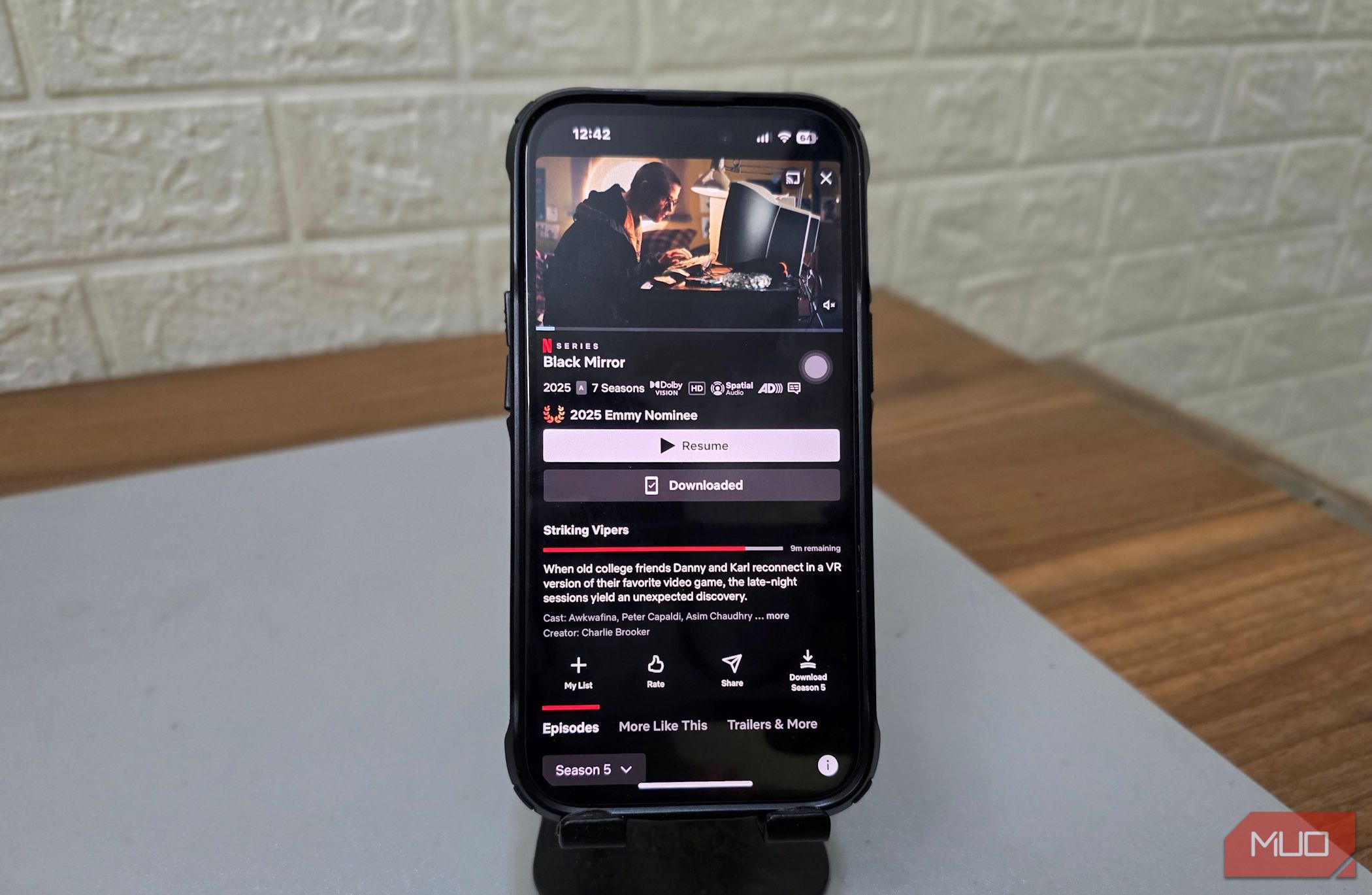 یک دارنده تلفن یک آیفون را با Netflix Open باز می کند