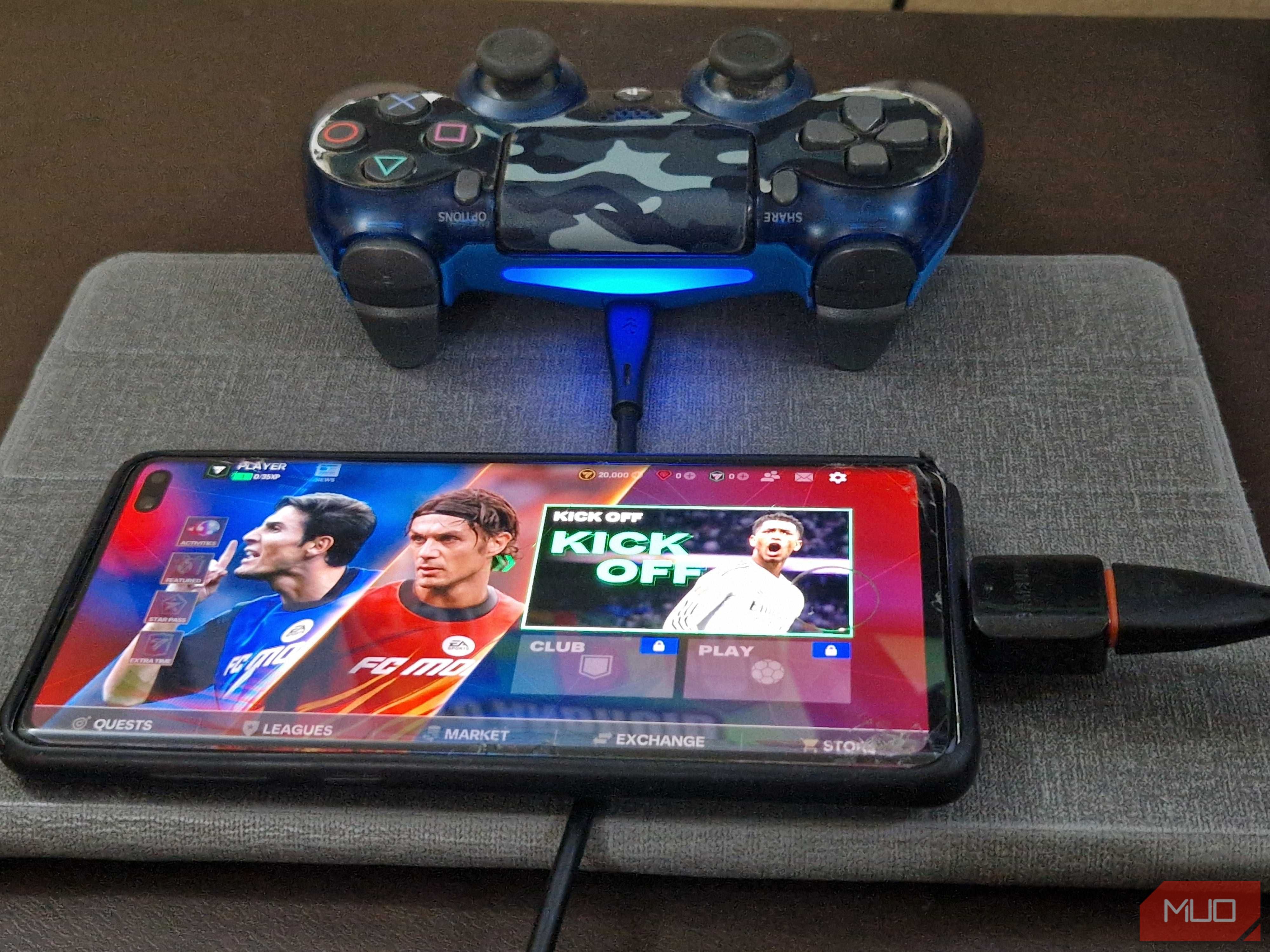 یک کنترلر PS4 از طریق آداپتور OTG و کابل USB به یک تلفن هوشمند وصل شد.