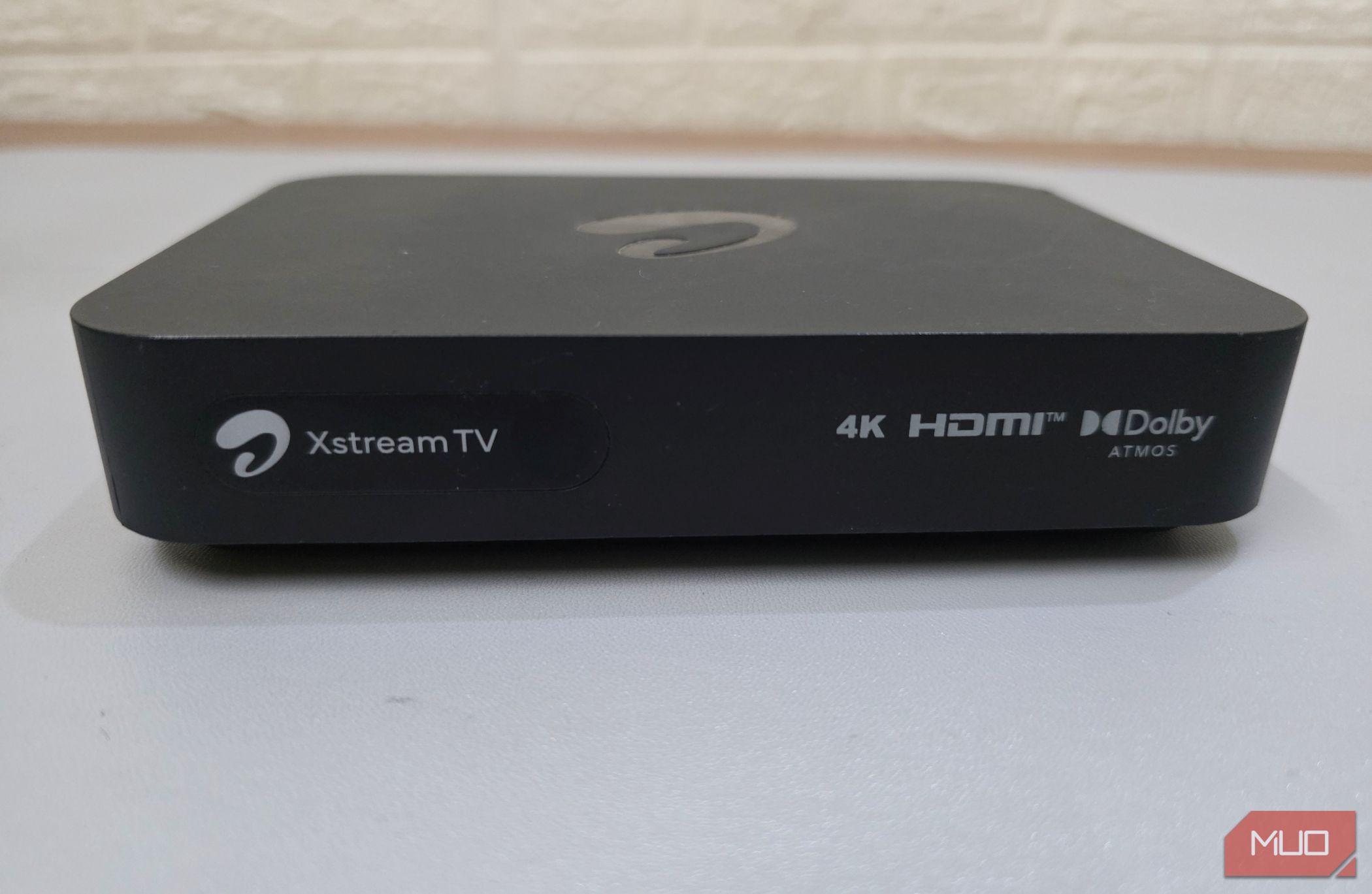 جعبه Airtel Xstream روی یک جدول 1 قرار داده شده است