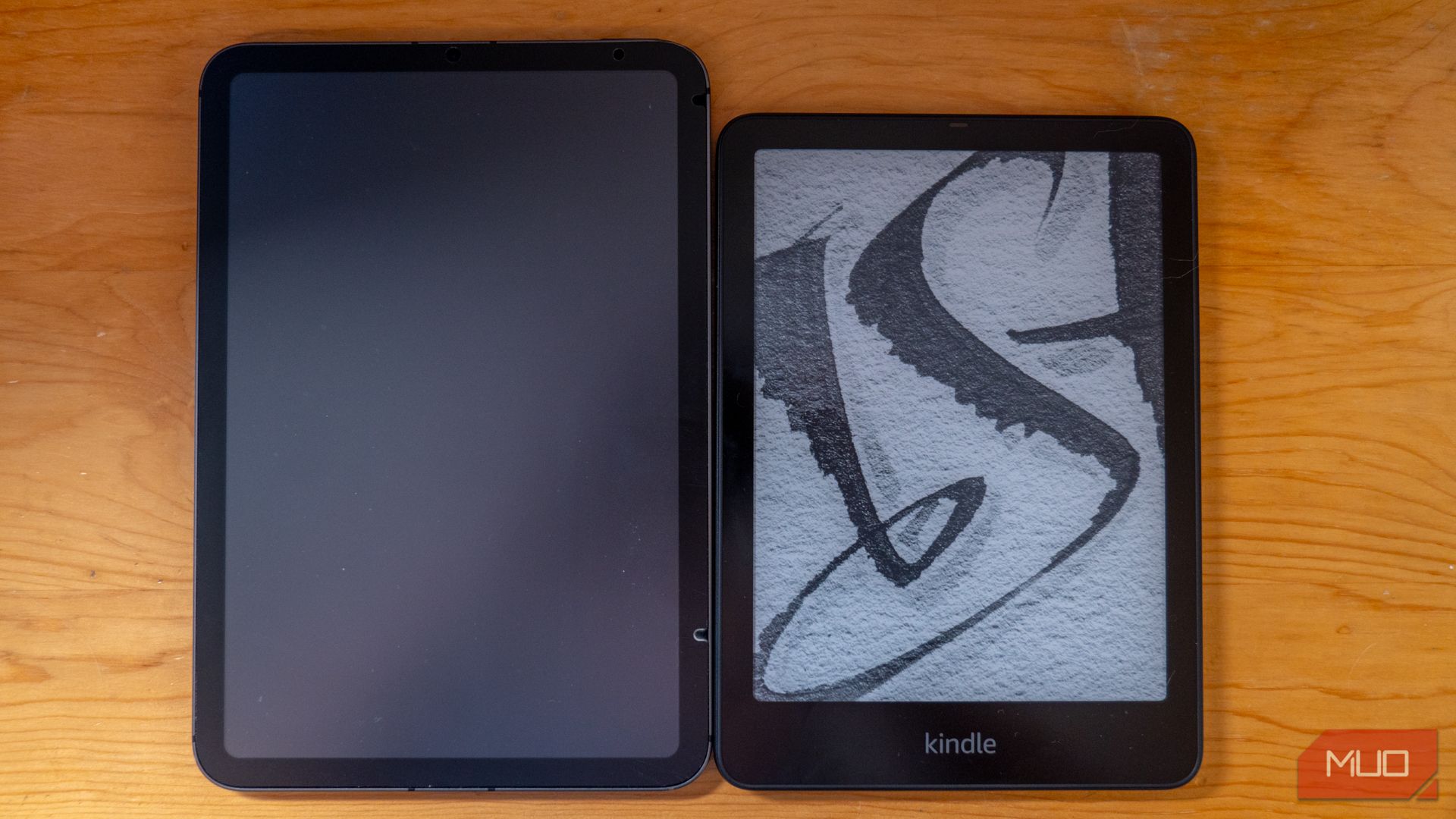 Amazon Kindle Paperwhite Signature Edition در کنار iPad Mini.