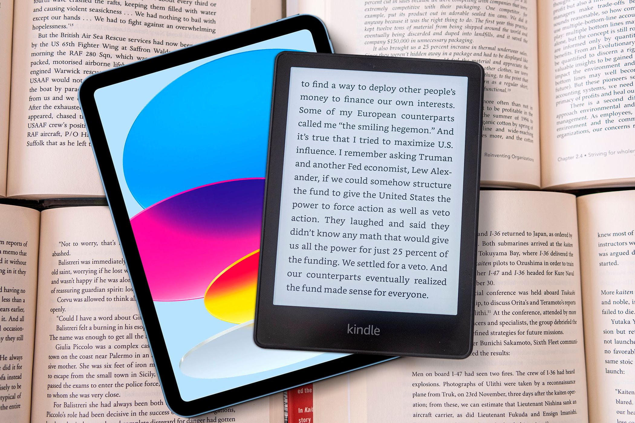 iPad و یک Kindle در بالای برخی از کتاب ها.