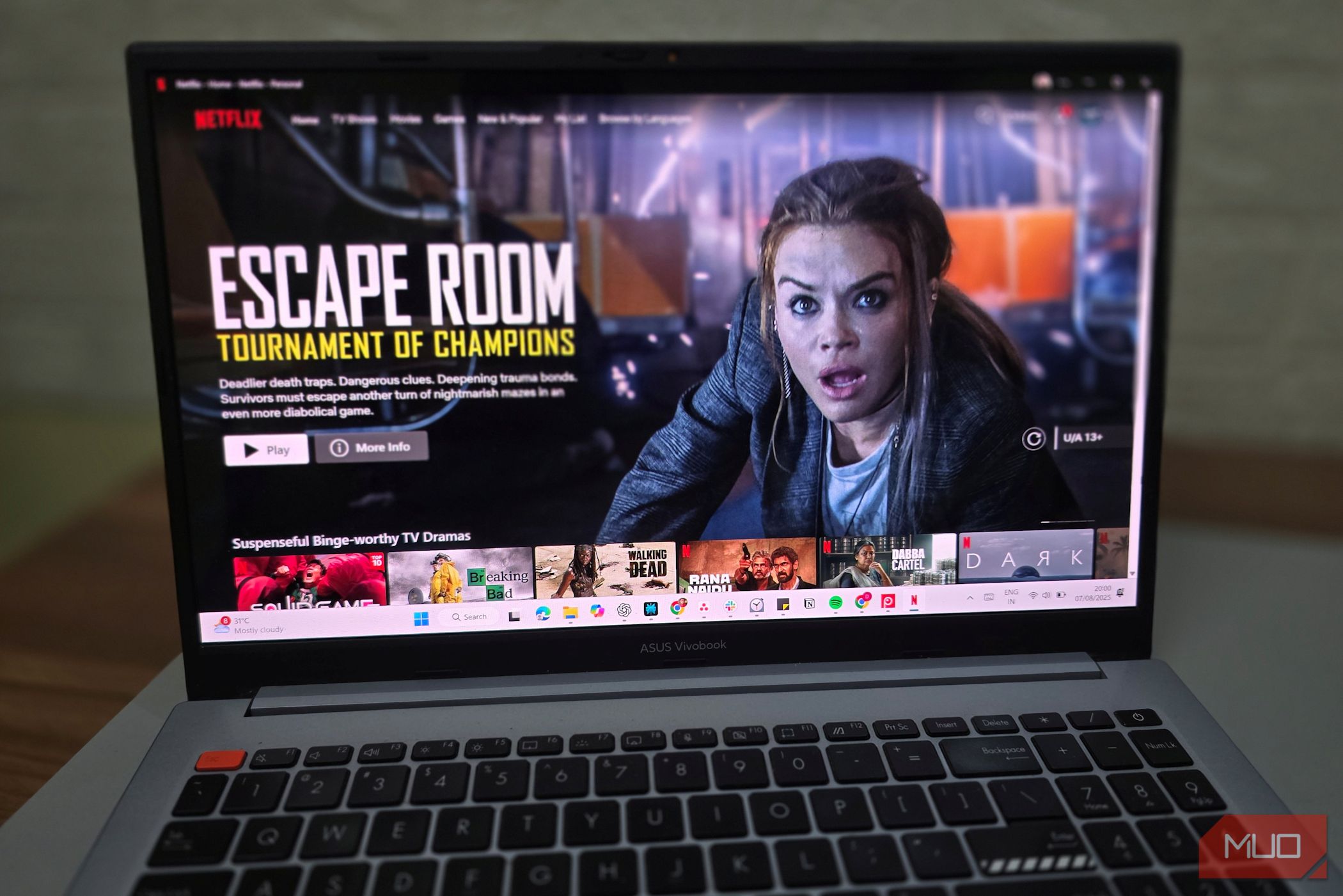 یک پنجره Open Netflix روی یک لپ تاپ روی میز 1 ظاهر می شود