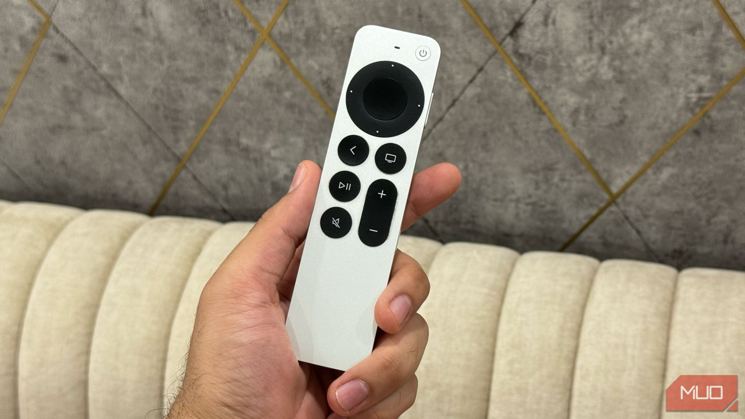 Apple TV از راه دور در دست