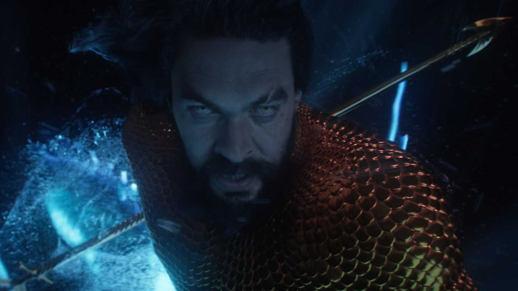 Aquaman در زیر آب نگه داشتن سه گانه خود