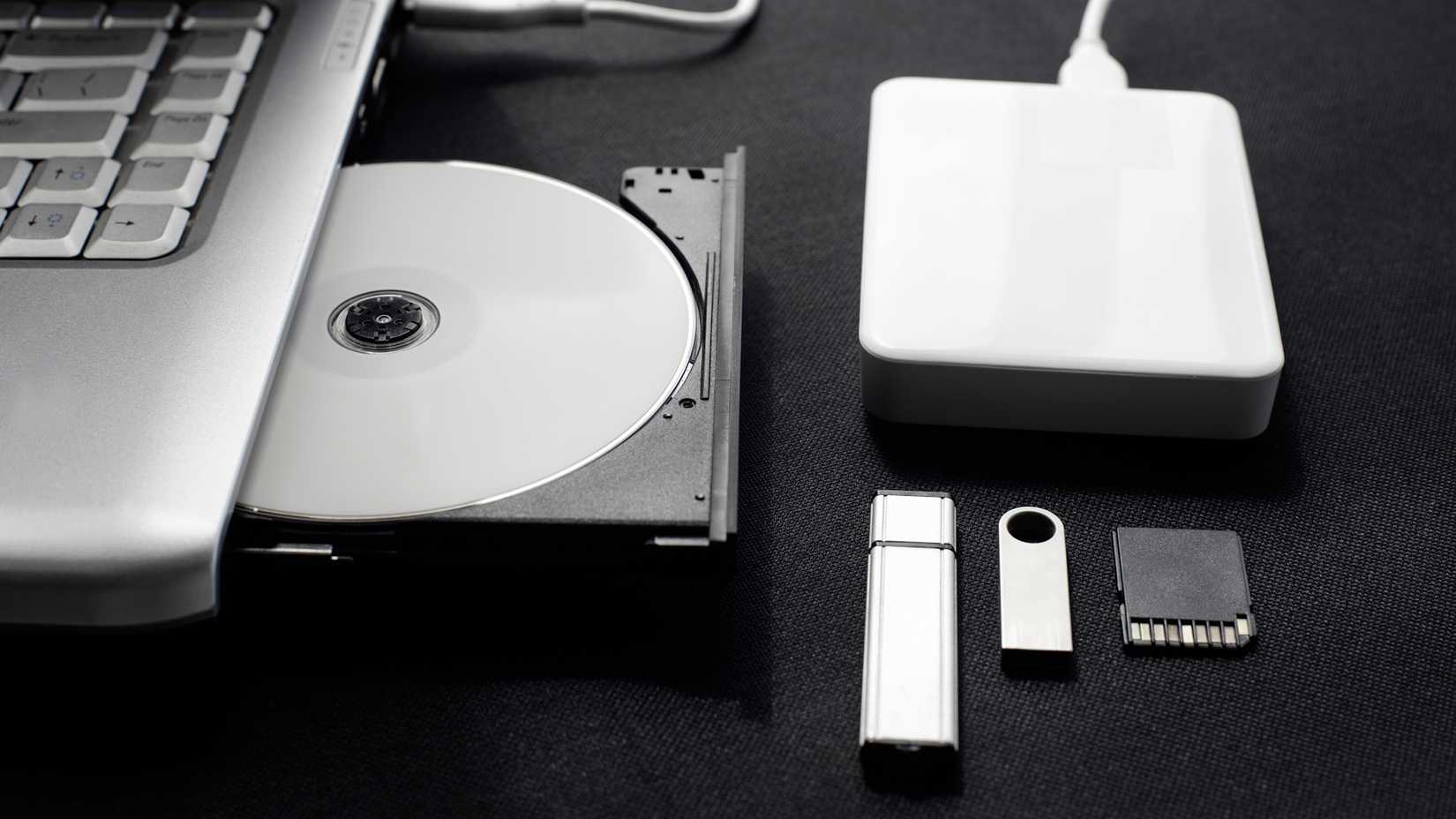 درایو دیسک در لپ تاپ با سایر دستگاه های ذخیره سازی USB.
