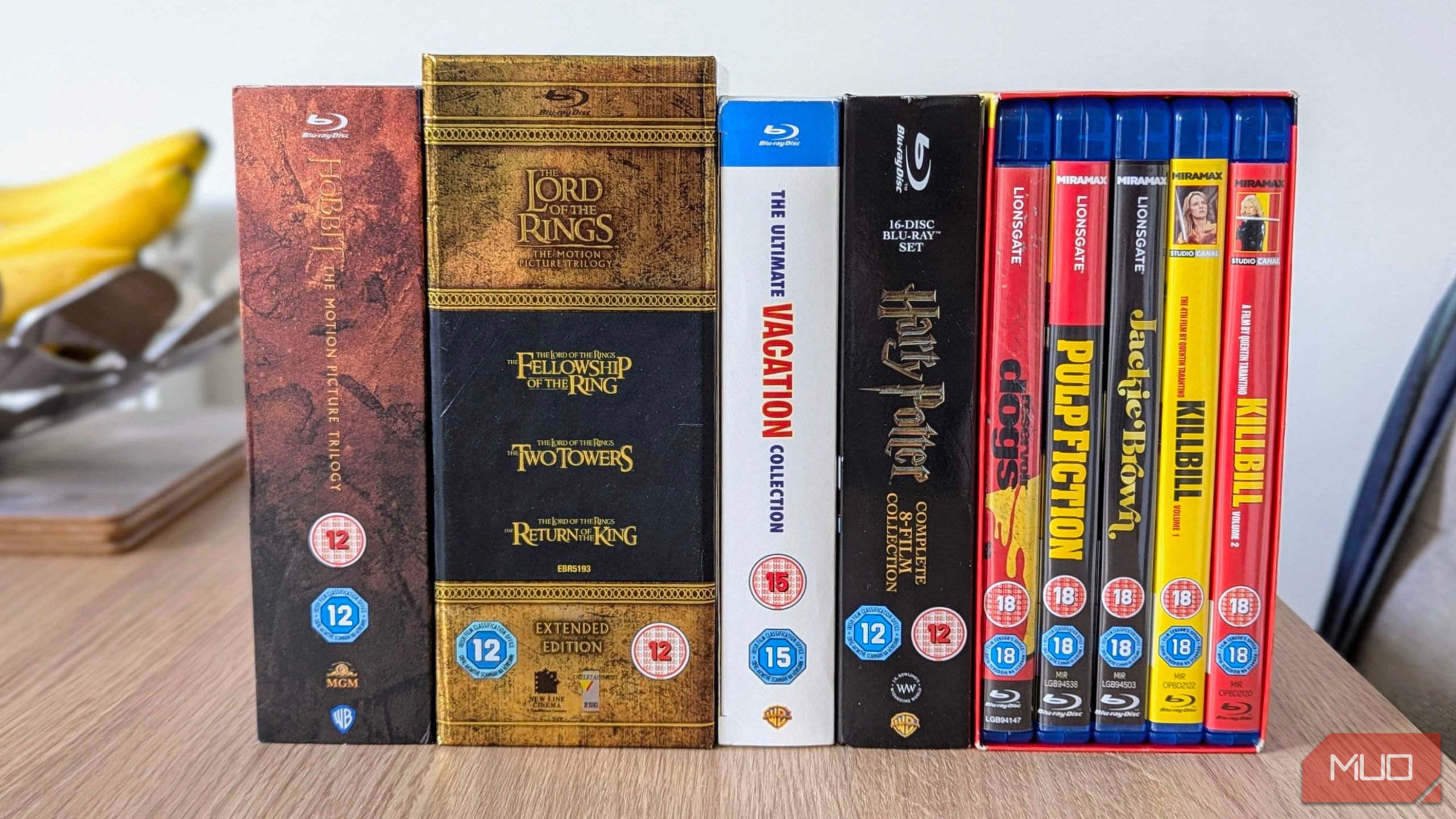 برخی از جعبه های DVD کلاسیک که روی یک میز نشسته اند