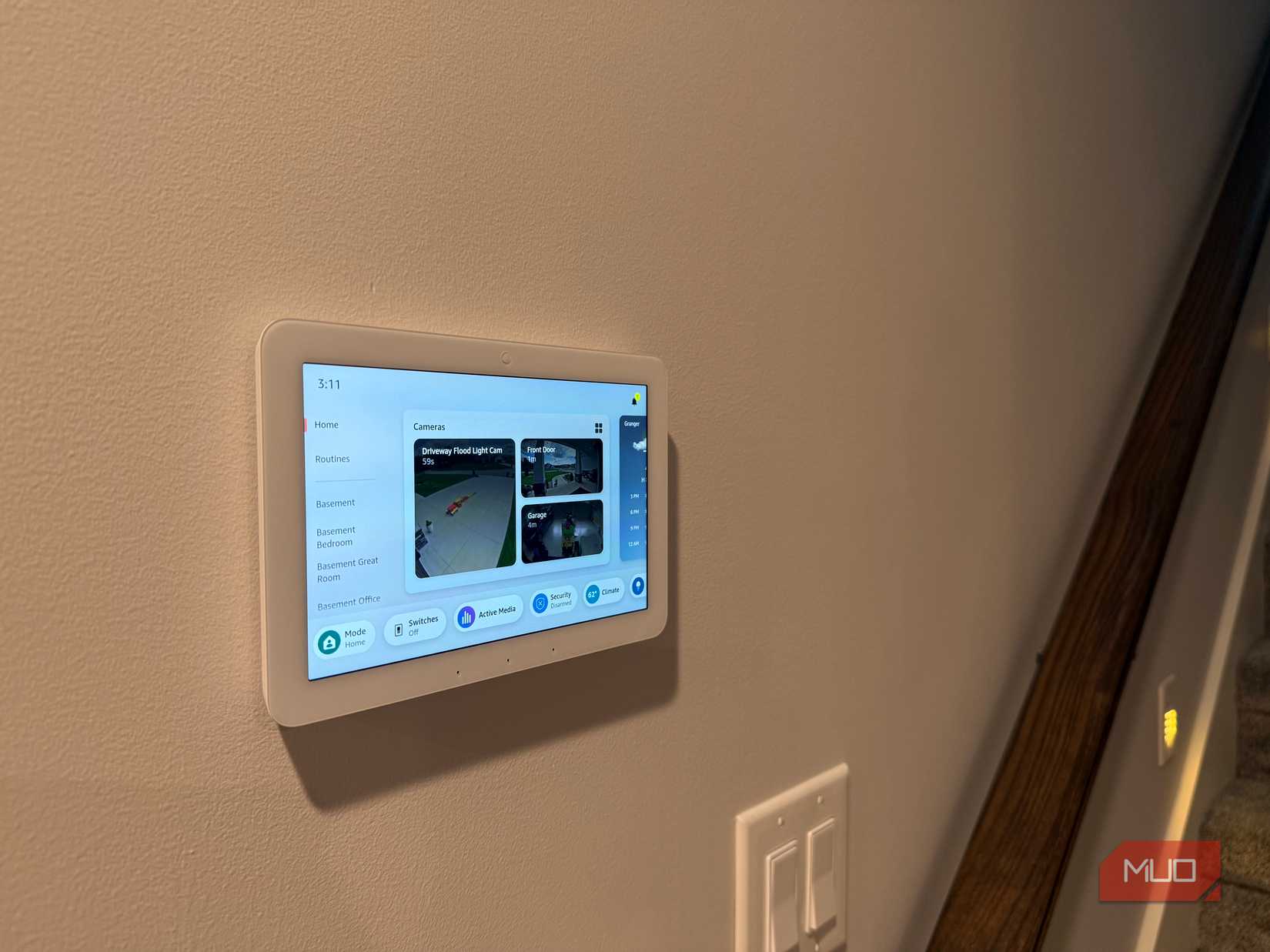 Echo Hub Flush که توسط پله ها روی دیوار نصب شده است