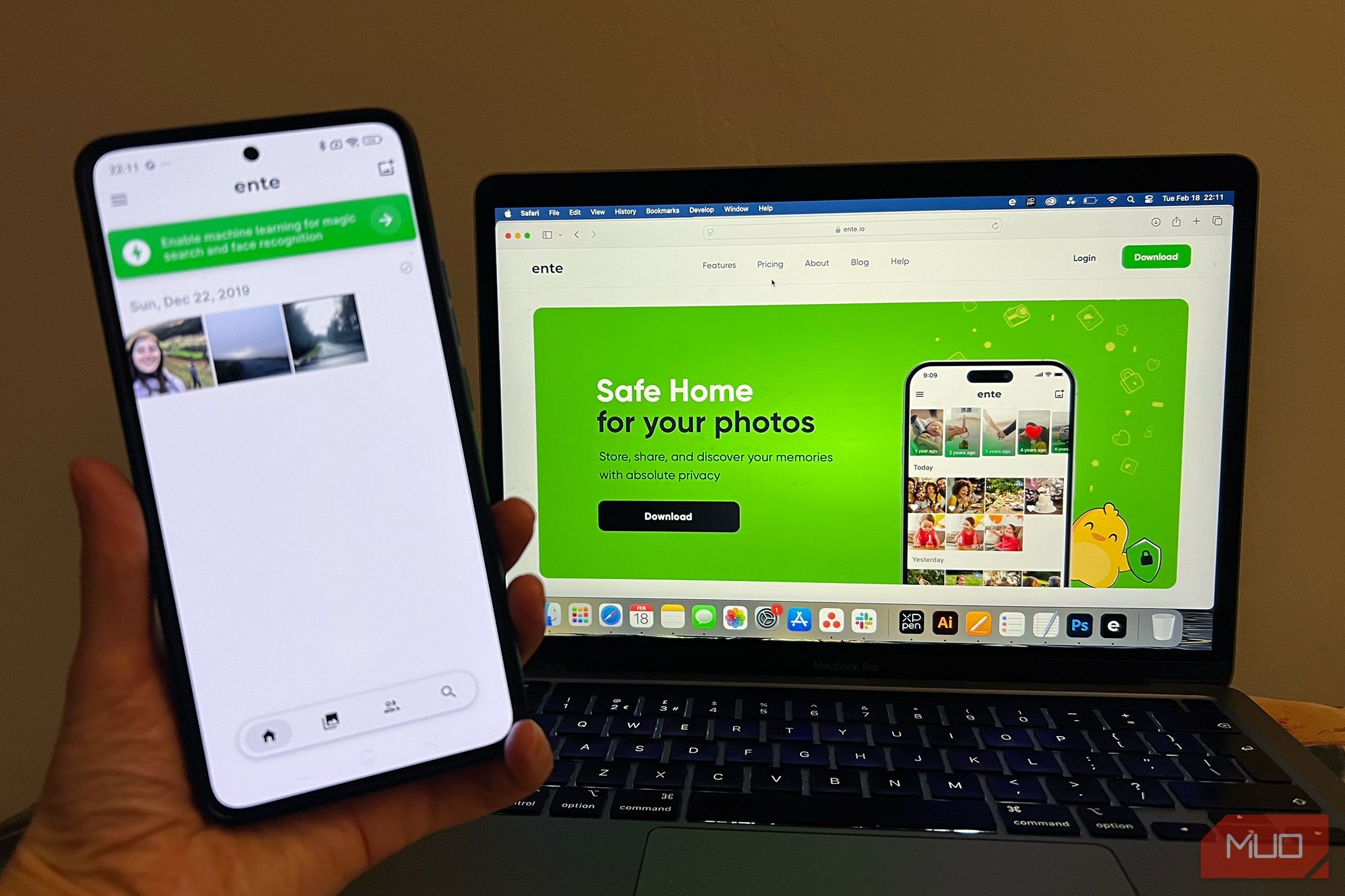 یک تلفن Android و MacBook Pro هر دو با عکس های Ente در صفحه نمایش خود.