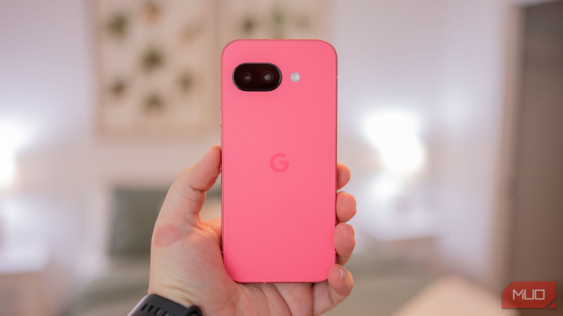 شخصی که Google Pixel 9A را نشان می دهد که پشت تلفن را نشان می دهد