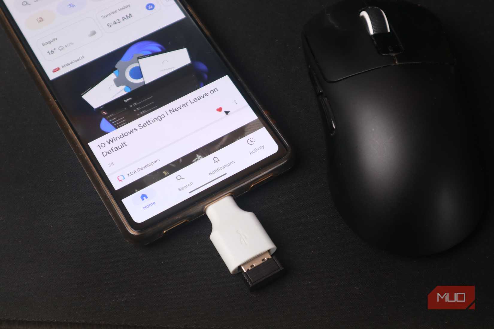 تلفن هوشمند متصل به ماوس با استفاده از USB-C