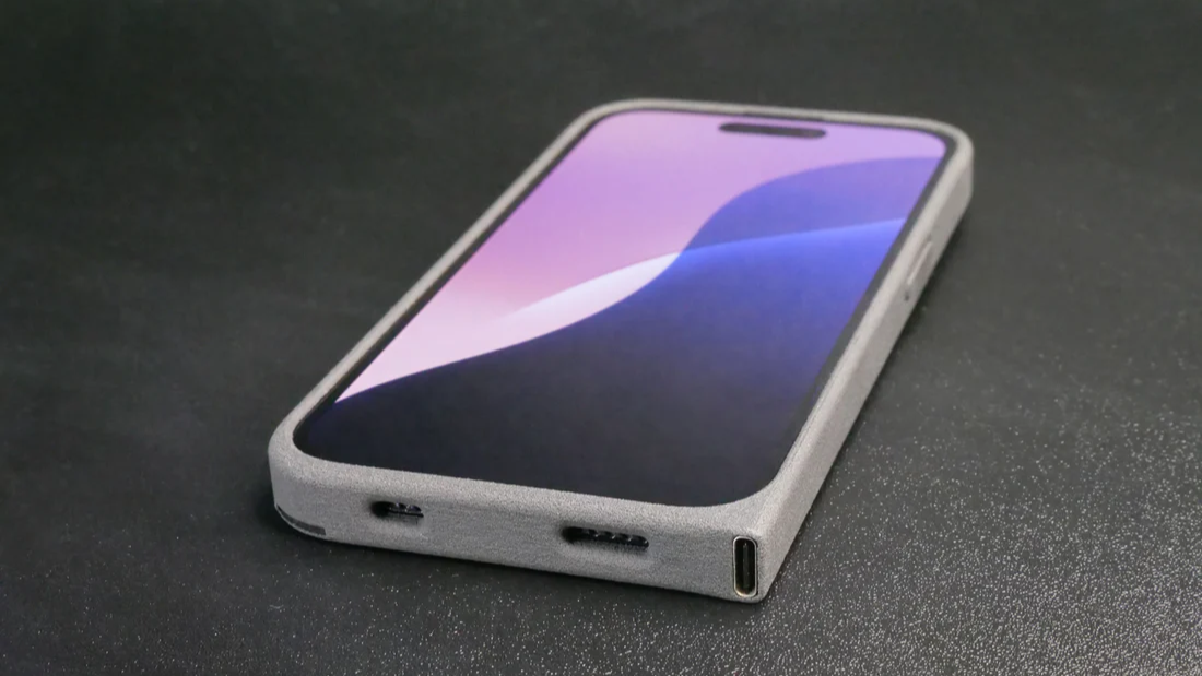 iPhone 14 Pro با مورد USB-C در یک سطح تاریک
