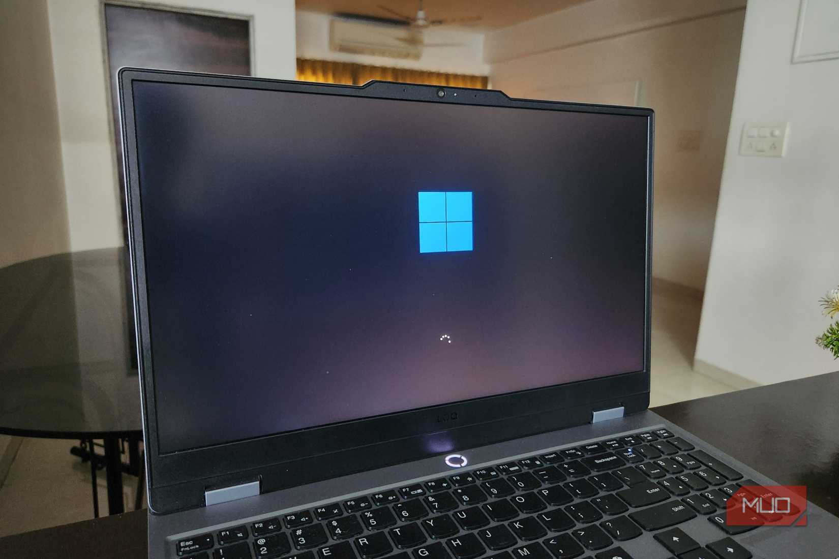 لپ تاپ Lenovo که صفحه راه اندازی ویندوز 11 را نشان می دهد