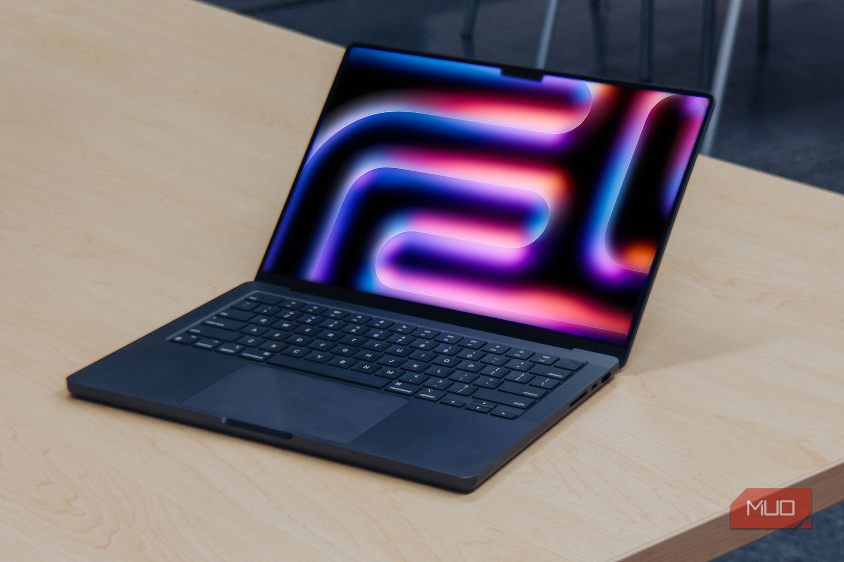 صفحه نمایش M4 MacBook Pro روی میز چوبی کج شده است