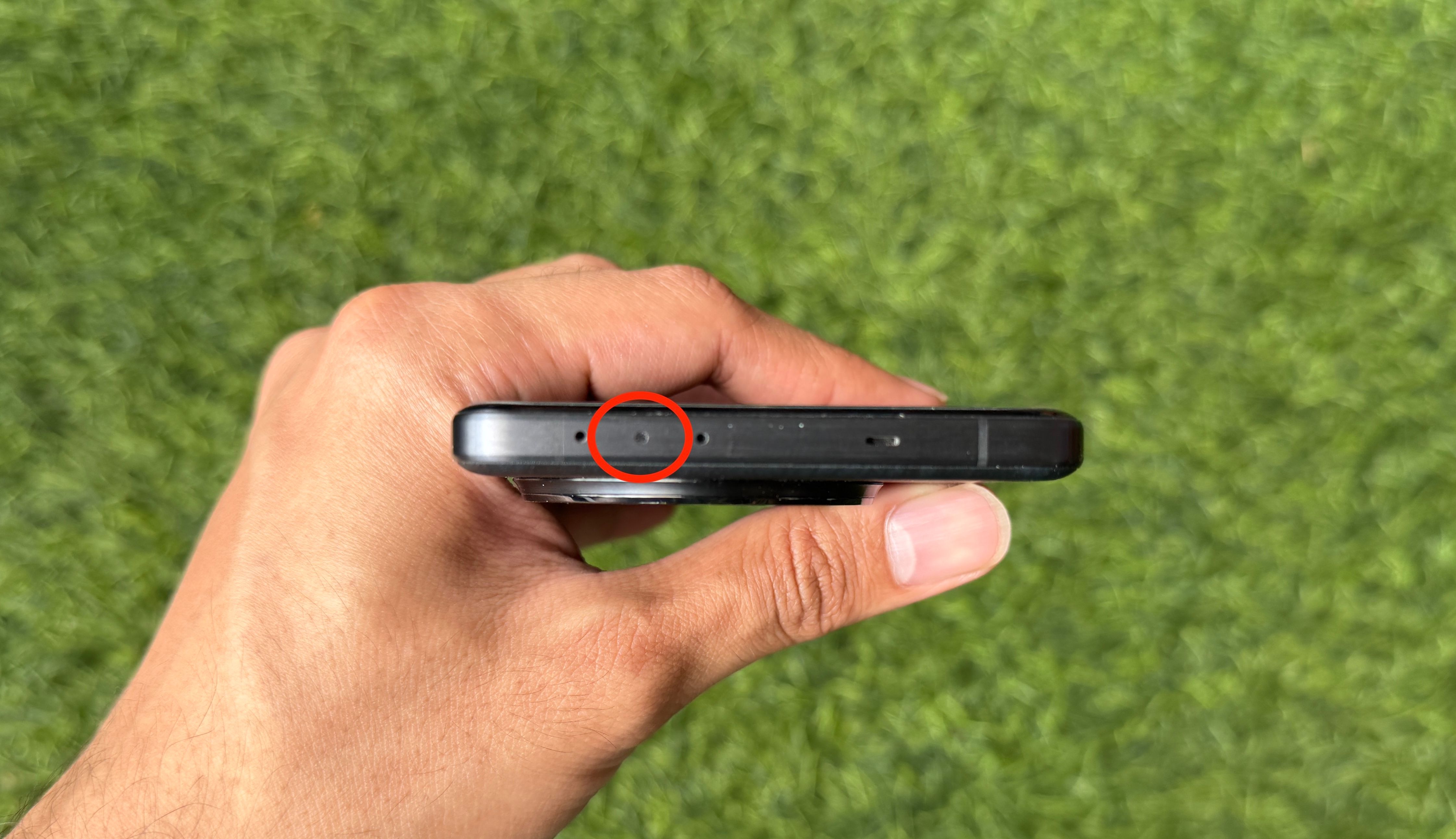 یک بلستر IR در امتداد لبه بالای یک OnePlus 13.