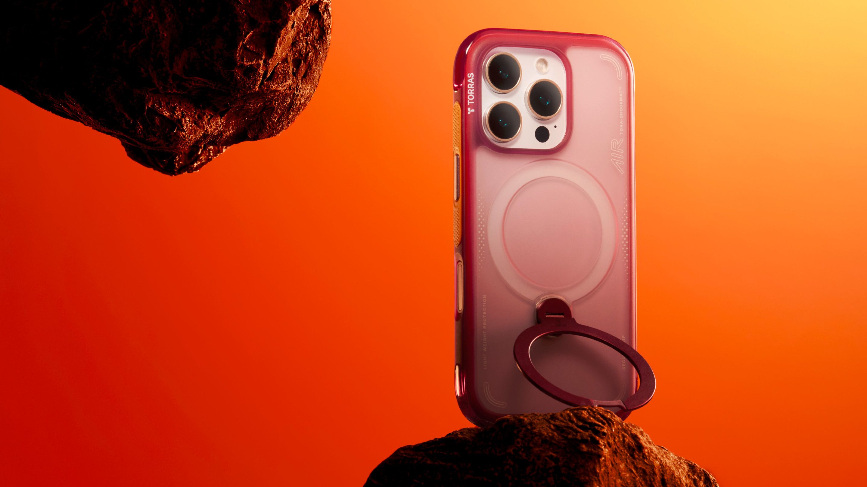 Case Air Ostand Q3 روی سنگ ایستاده است.