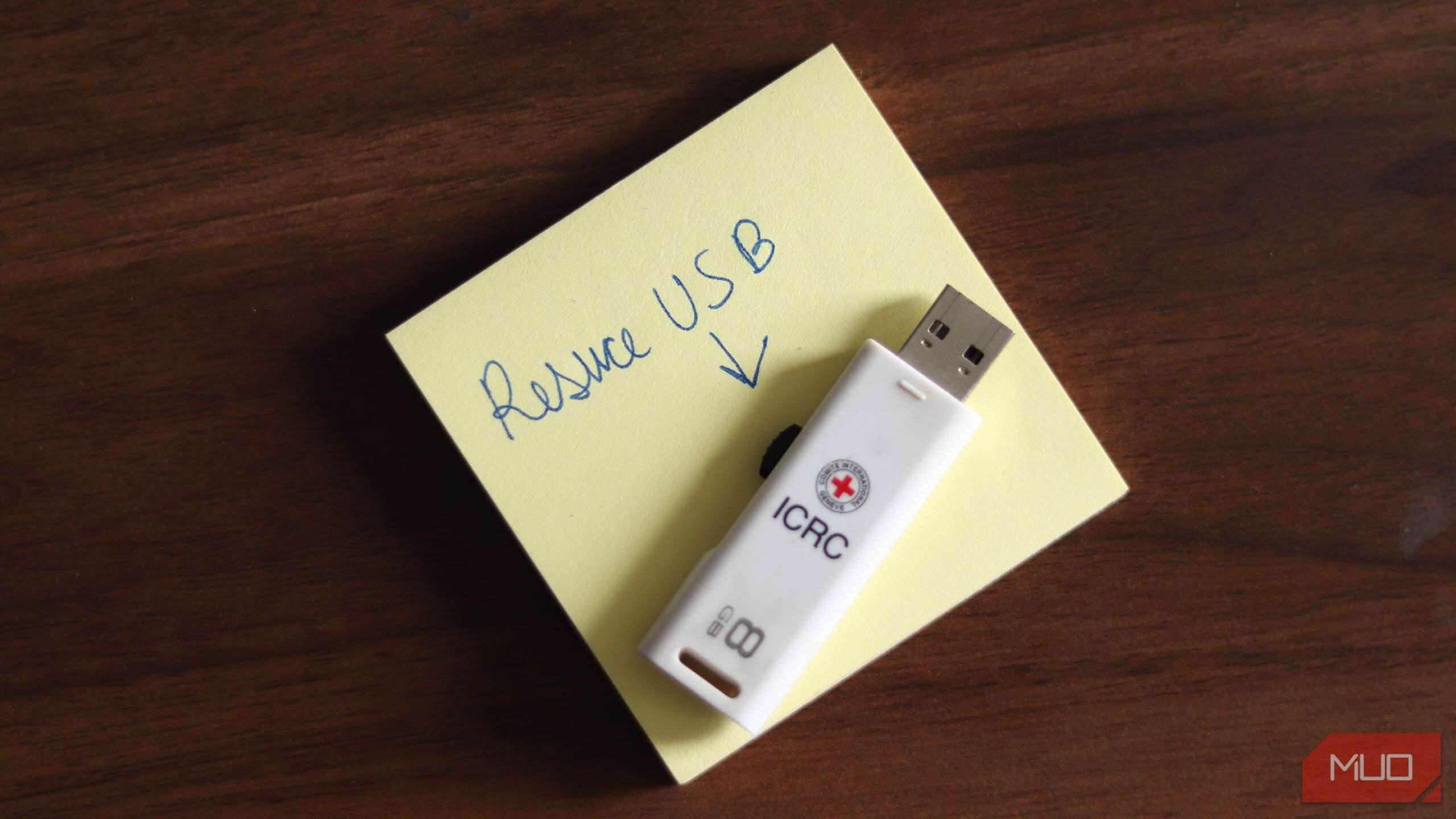 یک درایو USB نجات روی یک میز.
