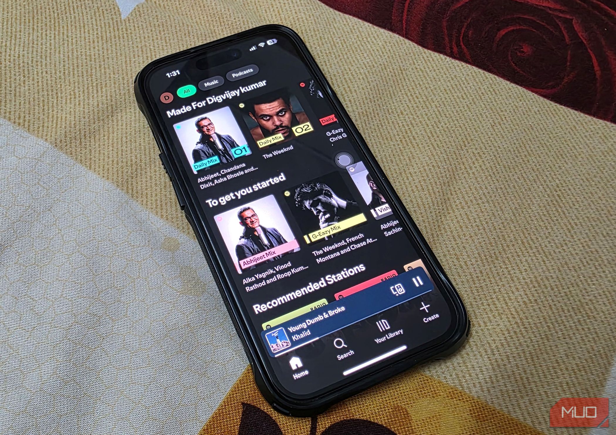 صفحه اصلی Spotify در یک آیفون که توصیه هایی را نشان می دهد