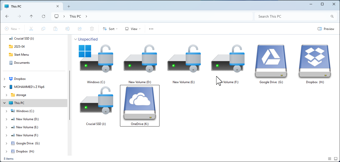 این رایانه شخصی که تمام درایوهای محلی و ابر را در File Explorer نشان می دهد