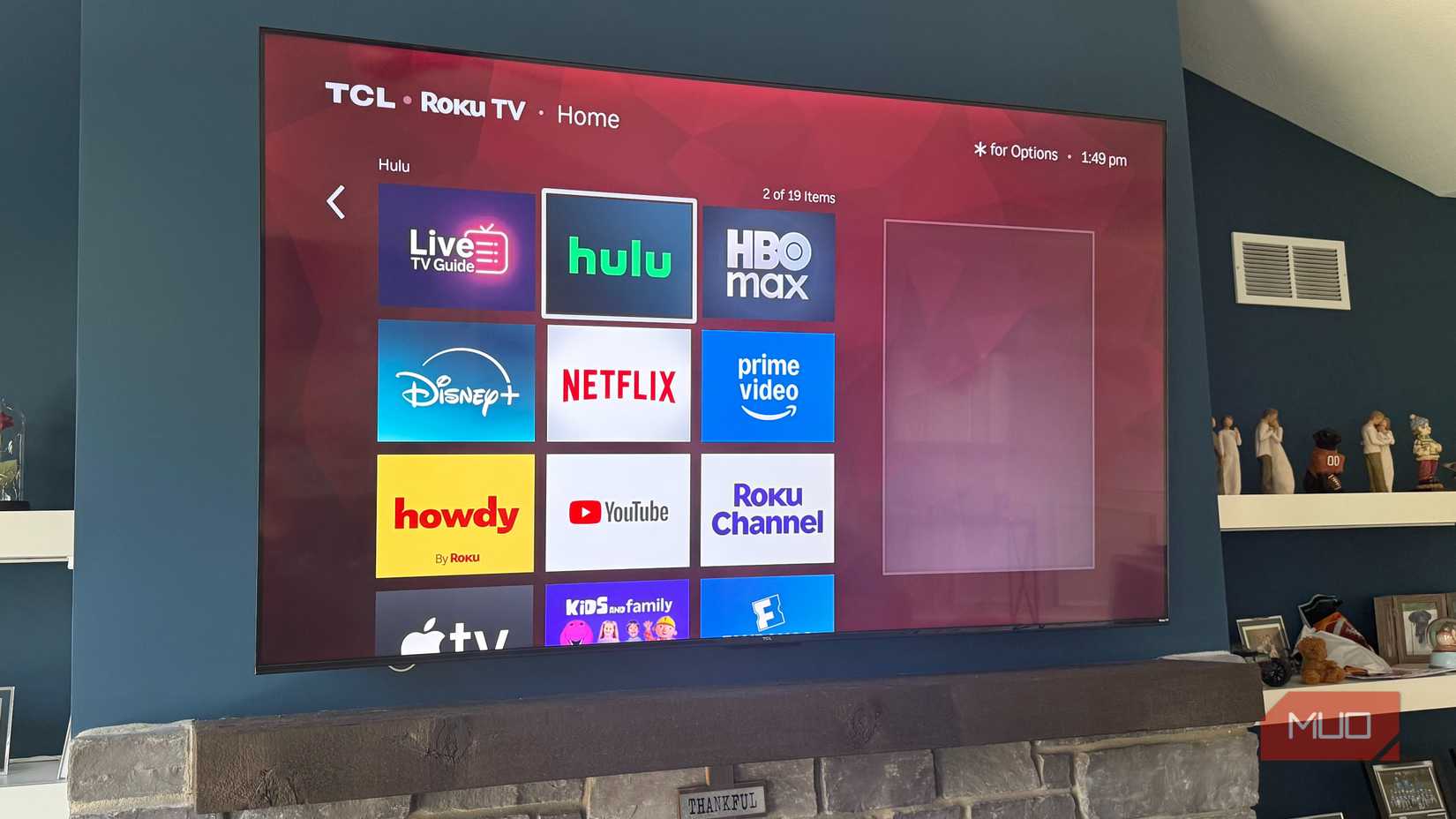 تلویزیون هوشمند 75 اینچی Roku TCL نصب شده بر روی دیوار آبی