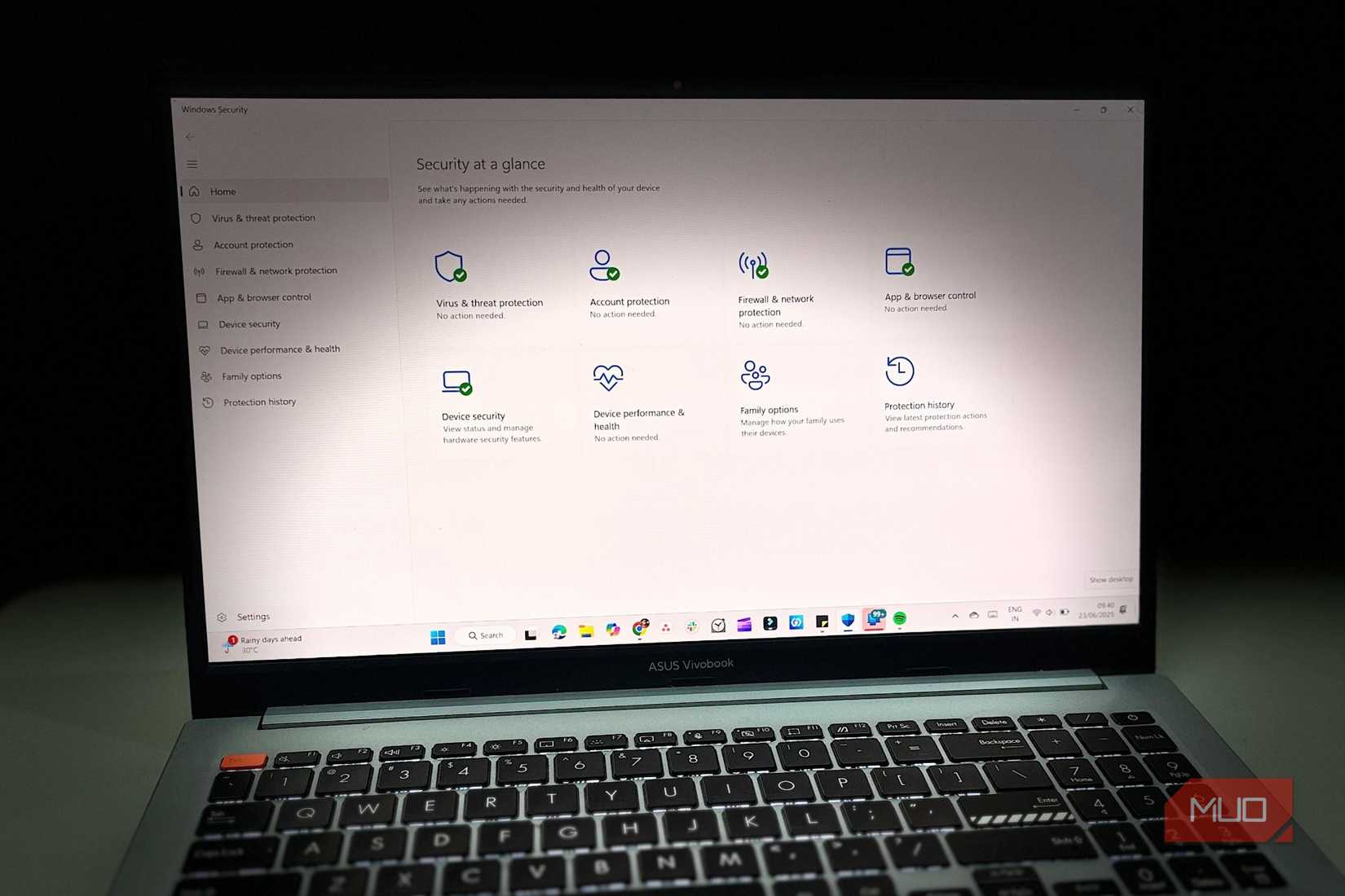 یک لپ تاپ با Windows Security Open روی یک میز قرار می گیرد.