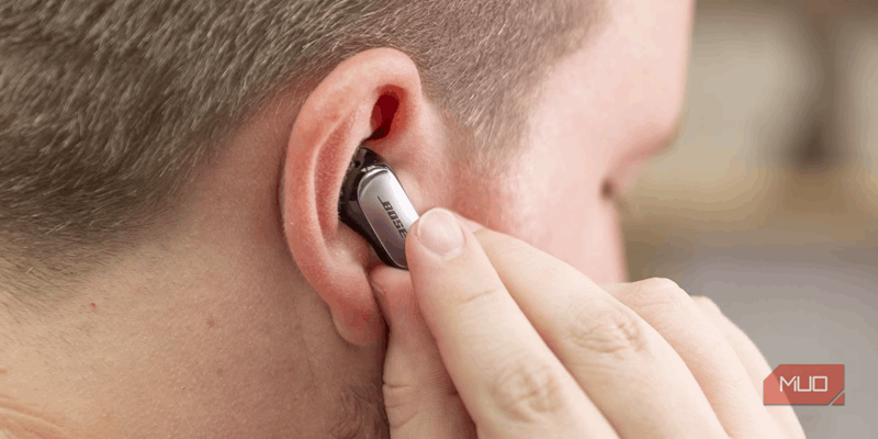 شخصی که در گوش راست پوشیده است.