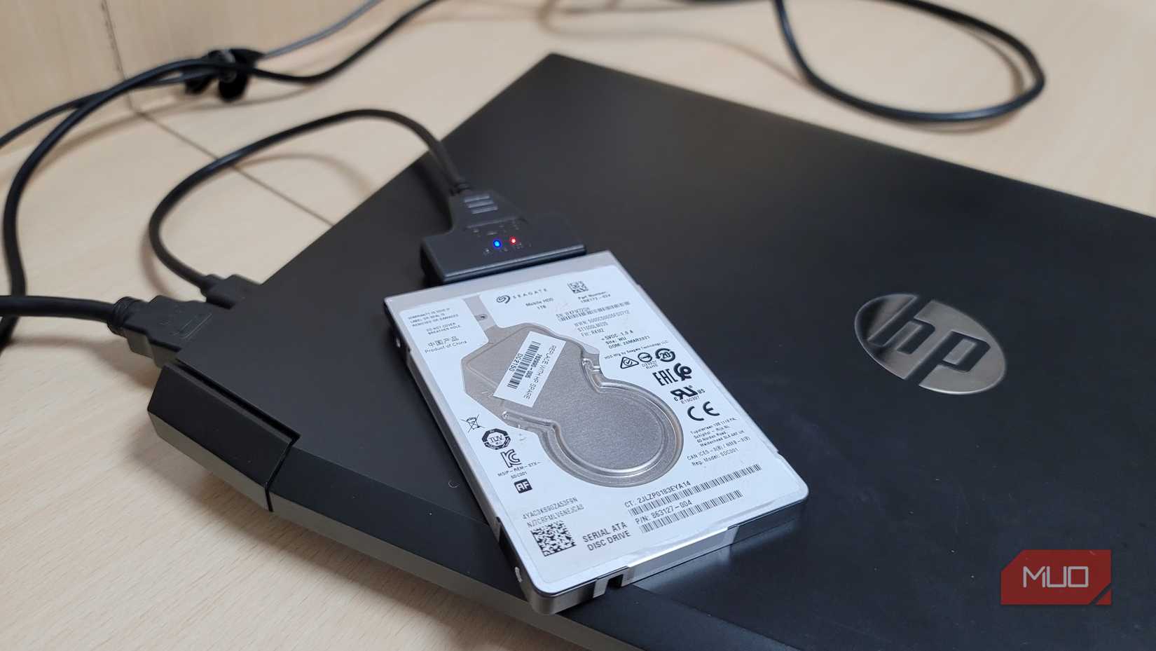 یک SATA HDD از طریق کابل SATA به USB به یک لپ تاپ HP متصل شده است.