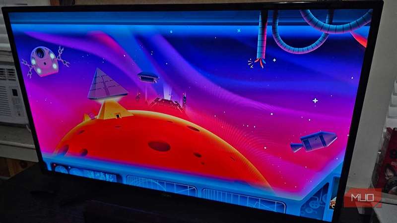 در حالی که یک دستگاه Roku بیکار است ، یک محافظ صفحه نمایش داستان علمی در تلویزیون است.