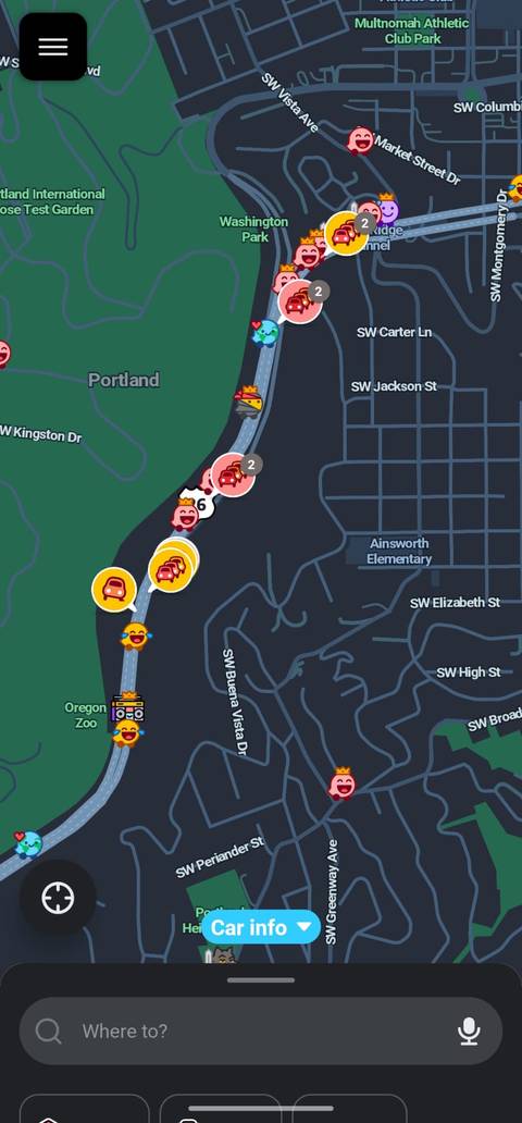 تصویری از افرادی که از Waze در Portland Oregon استفاده می کنند