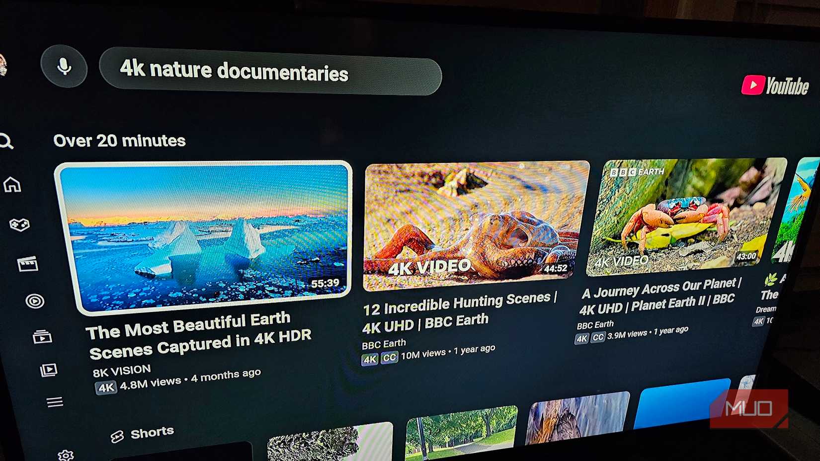 یک تلویزیون هوشمند Vizio به برنامه YouTube افتتاح شد و لیستی از مستندهای طبیعت برای تماشای آن.