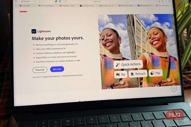 MacBook Pro یک وب سایت را نشان می دهد که گزینه های لایت روم Adobe را نشان می دهد.